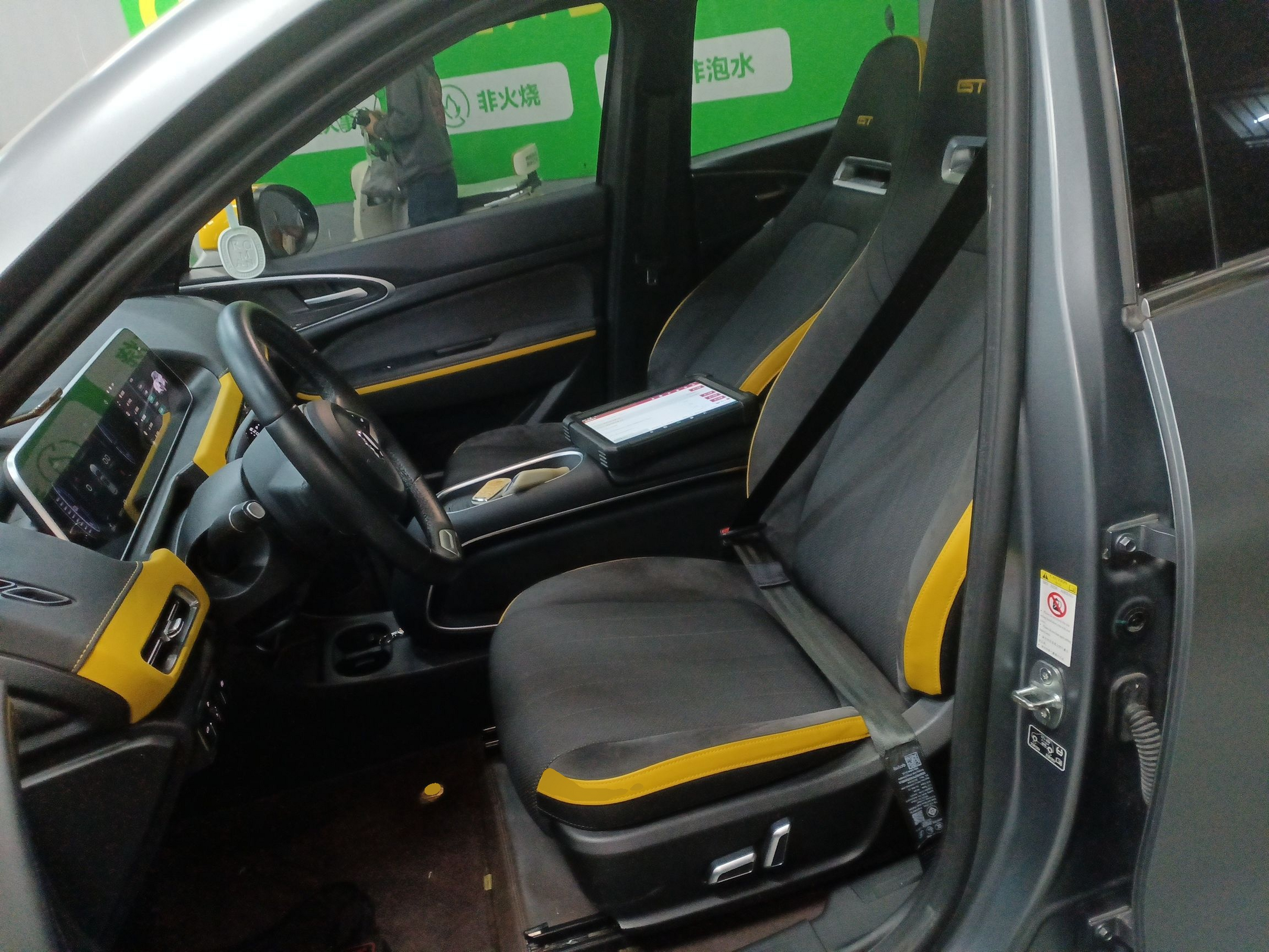 Переднее сиденье в автомобиле