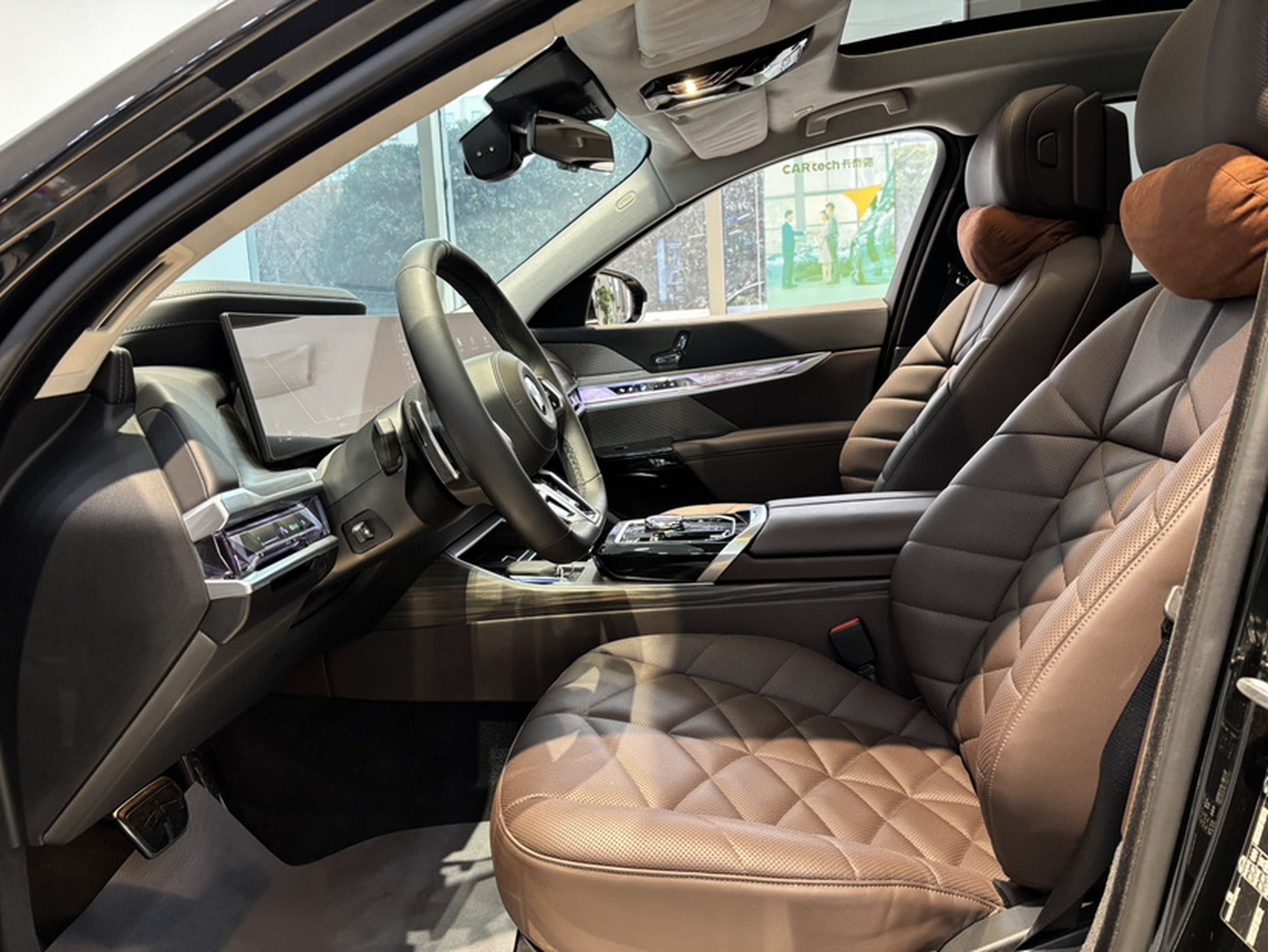 المقاعد الأمامية داخل السيارة