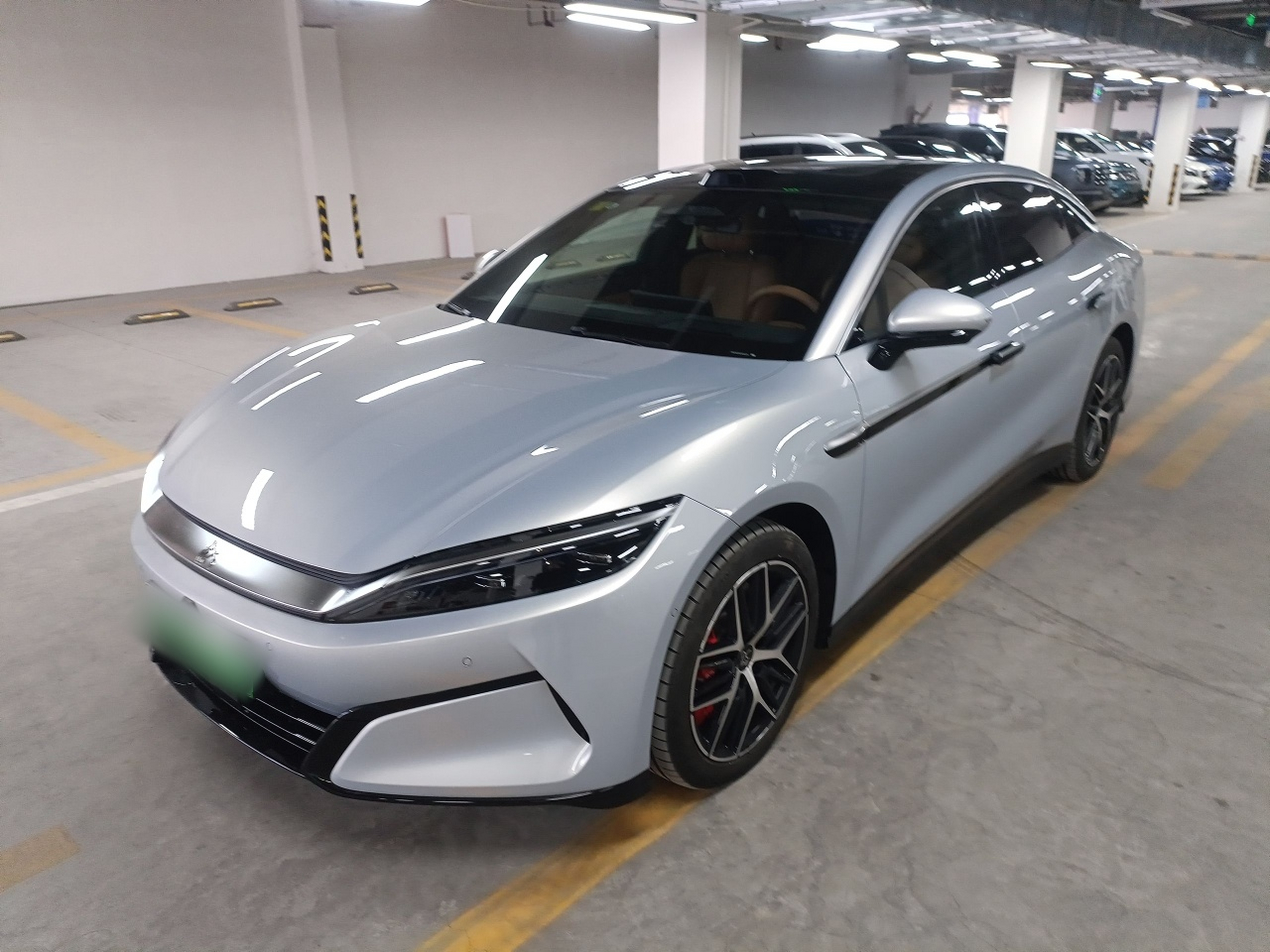 Под передней частью автомобиля