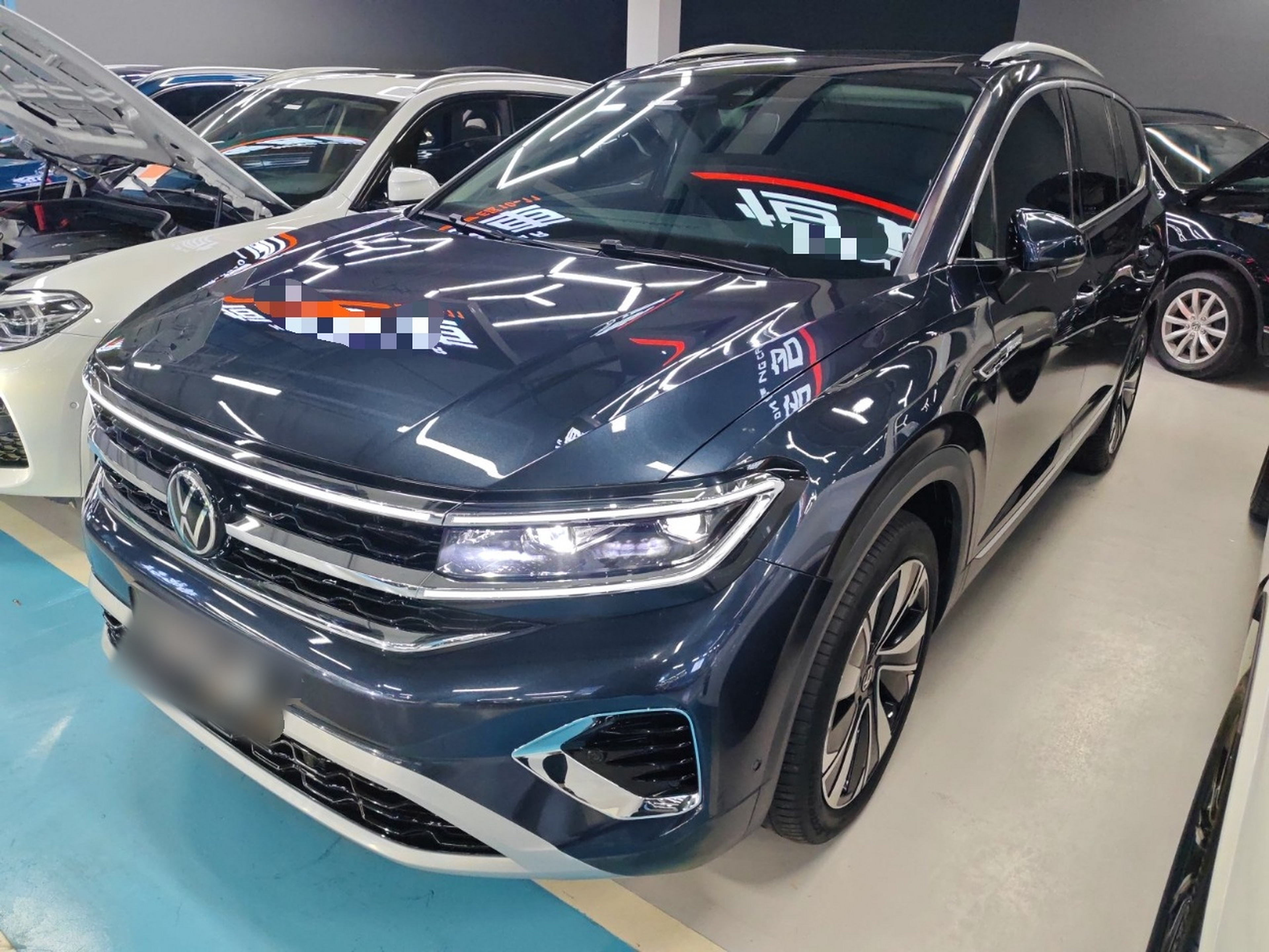 Под передней частью автомобиля