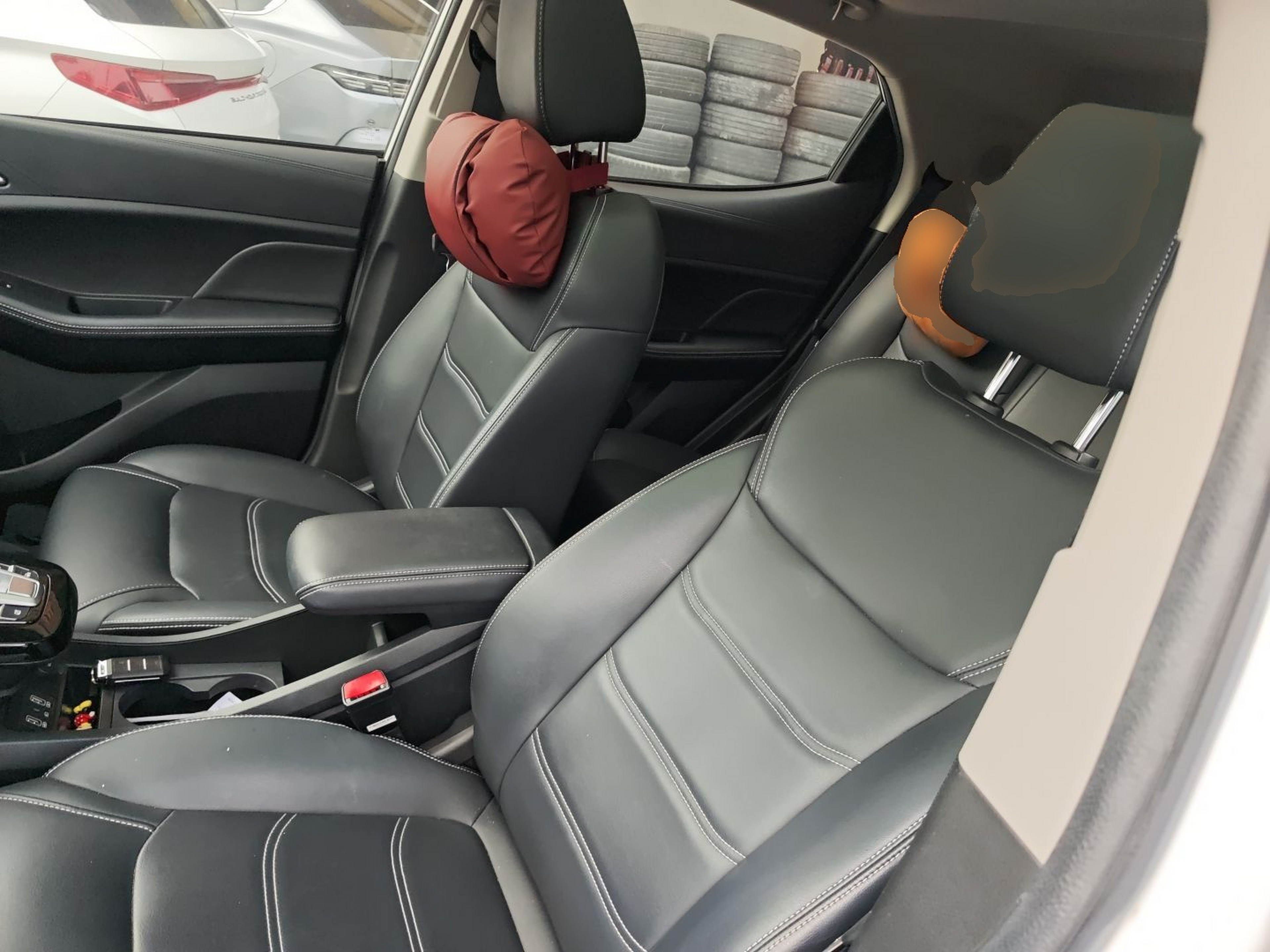 Переднее сиденье в автомобиле