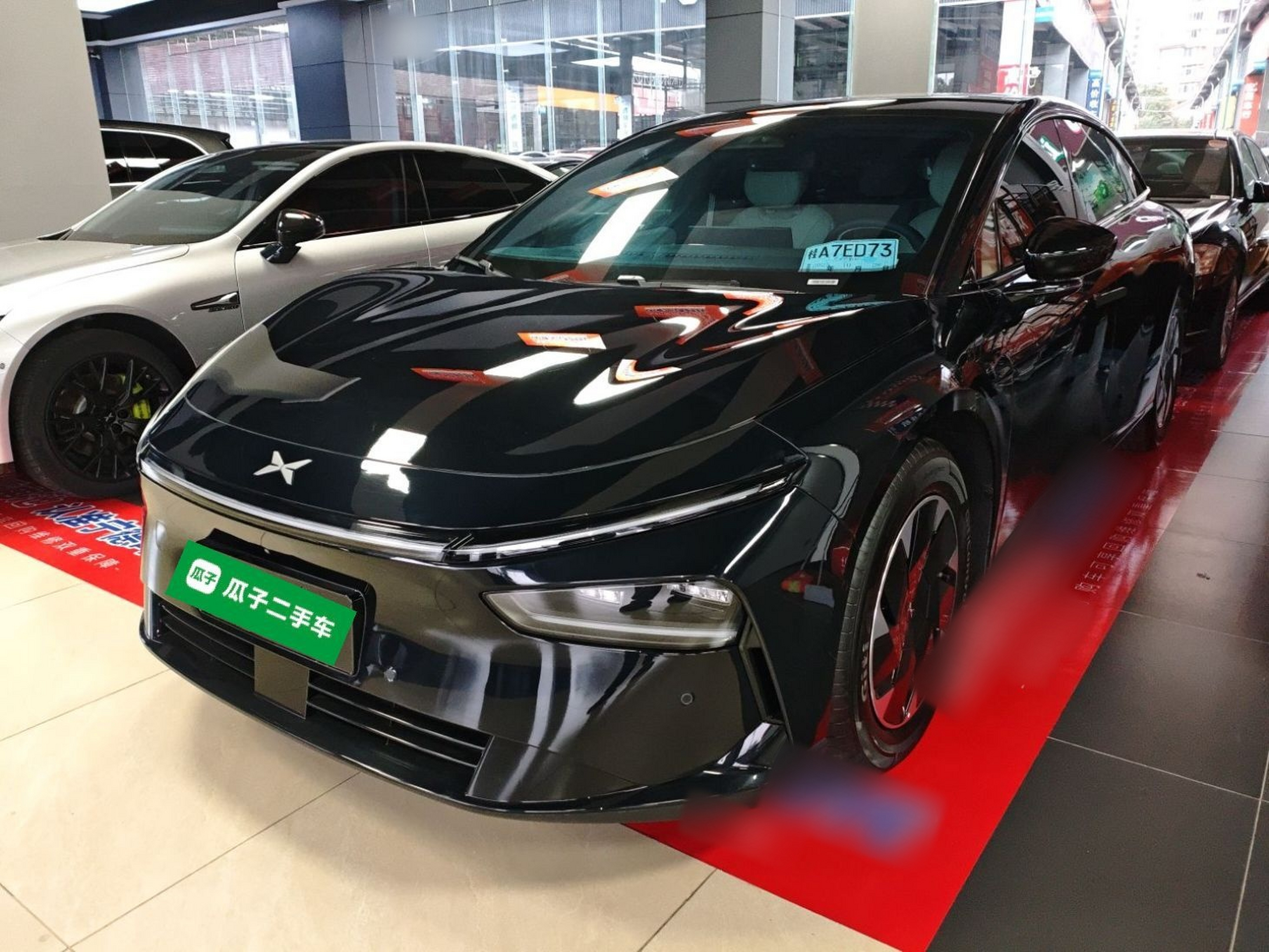 تحت مقدمة السيارة