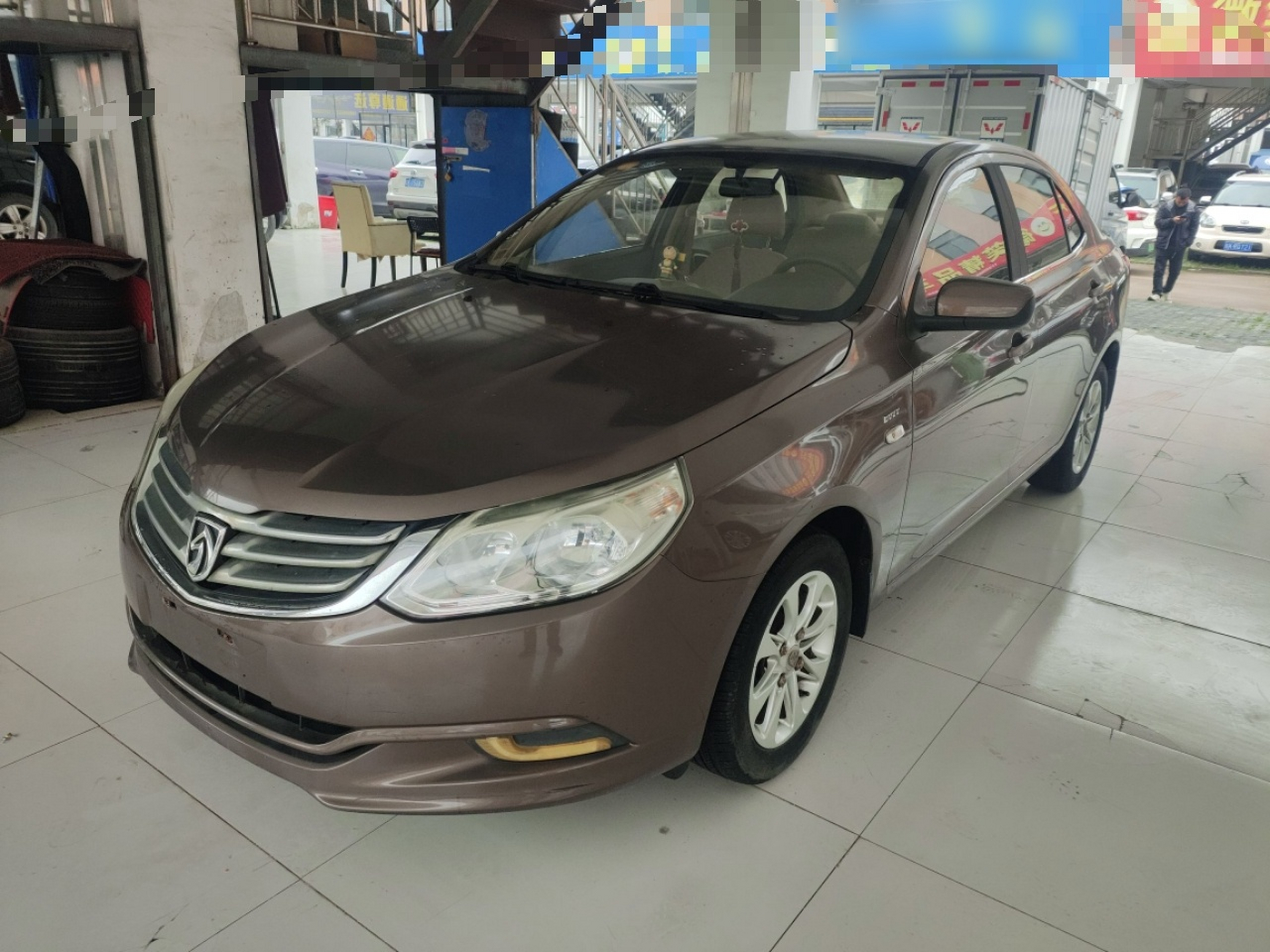 تحت مقدمة السيارة