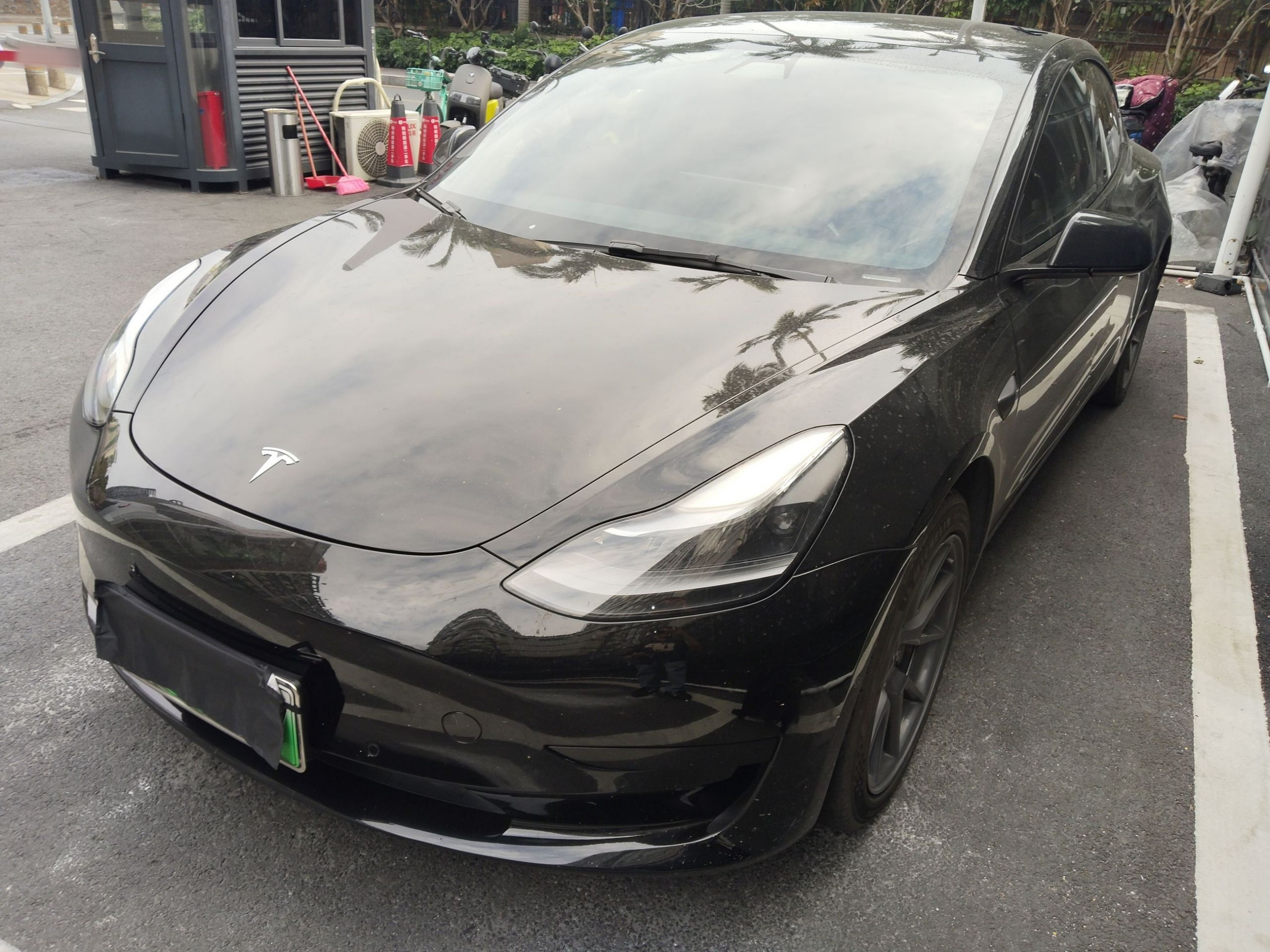 Под передней частью автомобиля