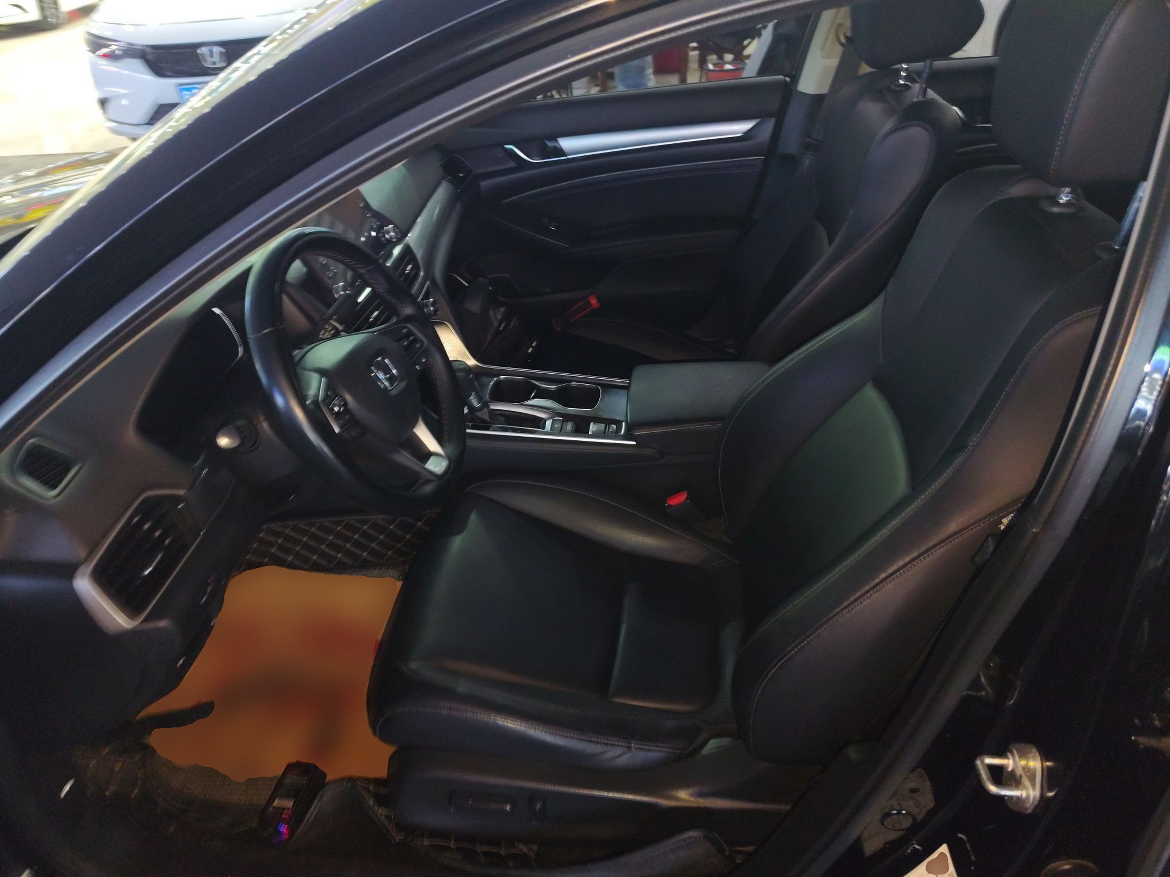 Переднее сиденье в автомобиле