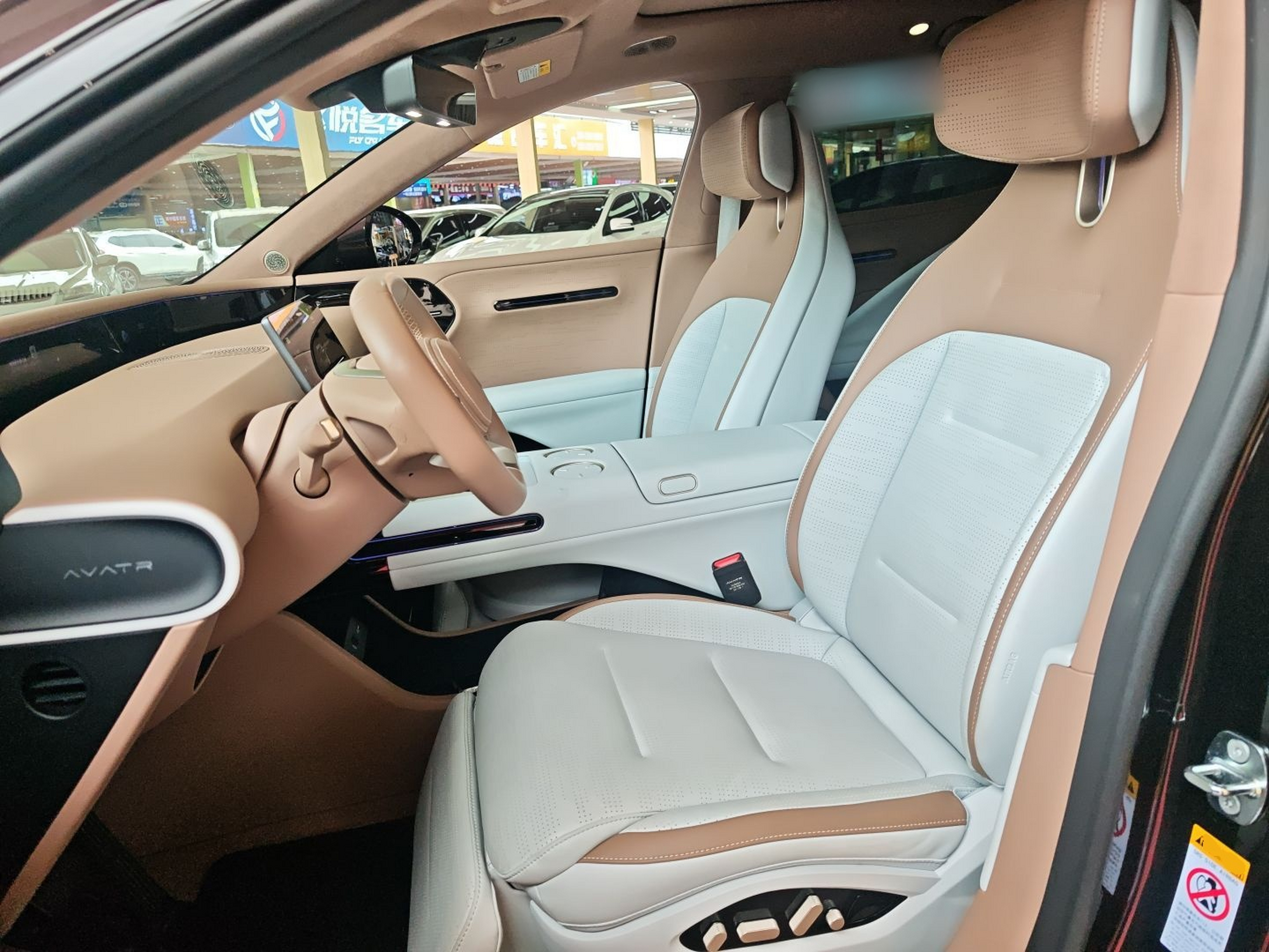 المقاعد الأمامية داخل السيارة