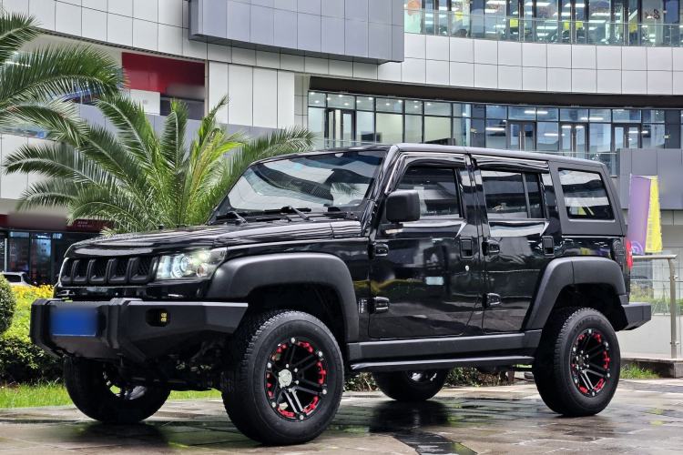 Used Beijing Auto BJ40 2016 40L 2.0T Manual Two-Wheel Drive Luxury Edition
