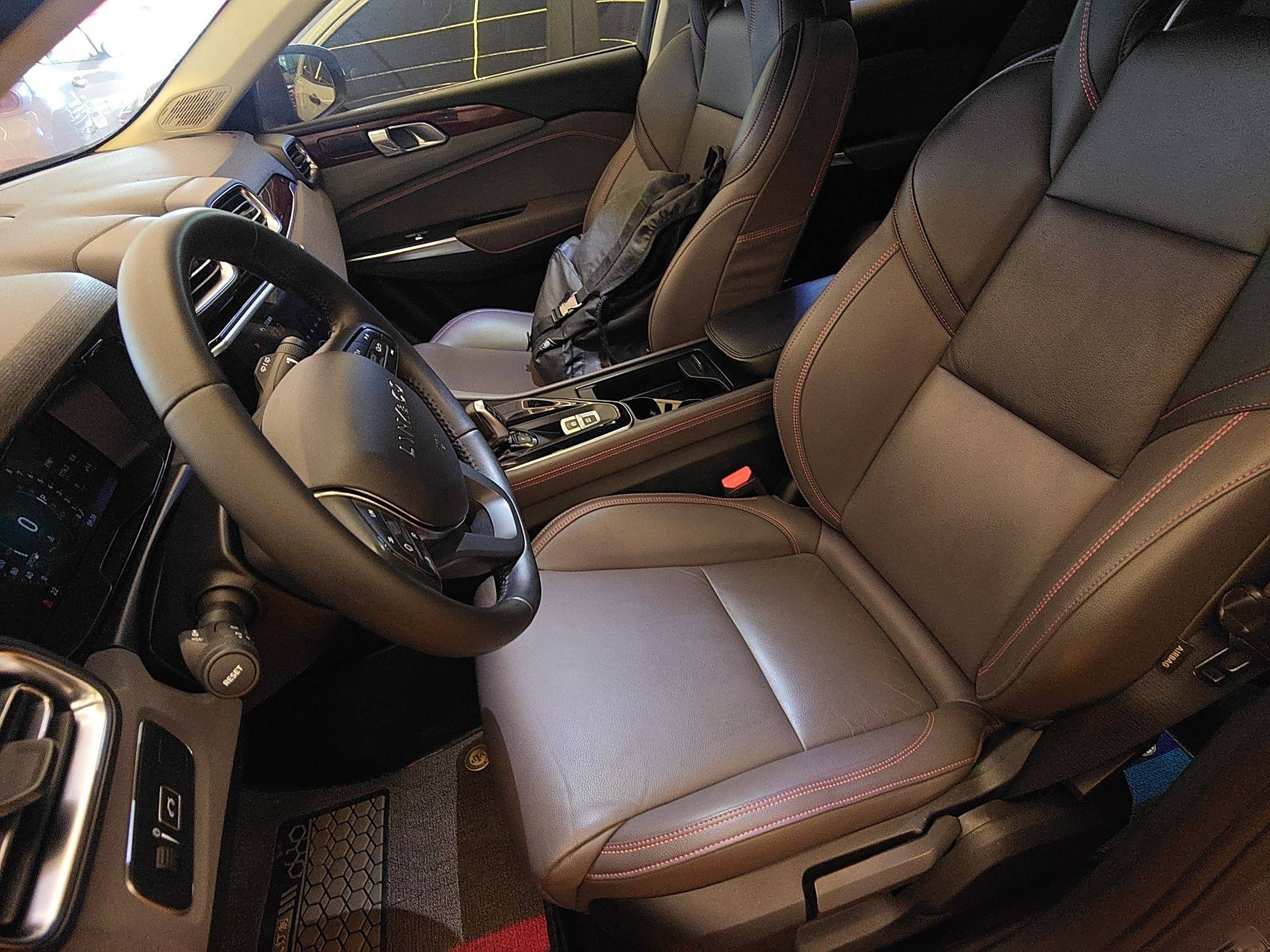 المقاعد الأمامية داخل السيارة