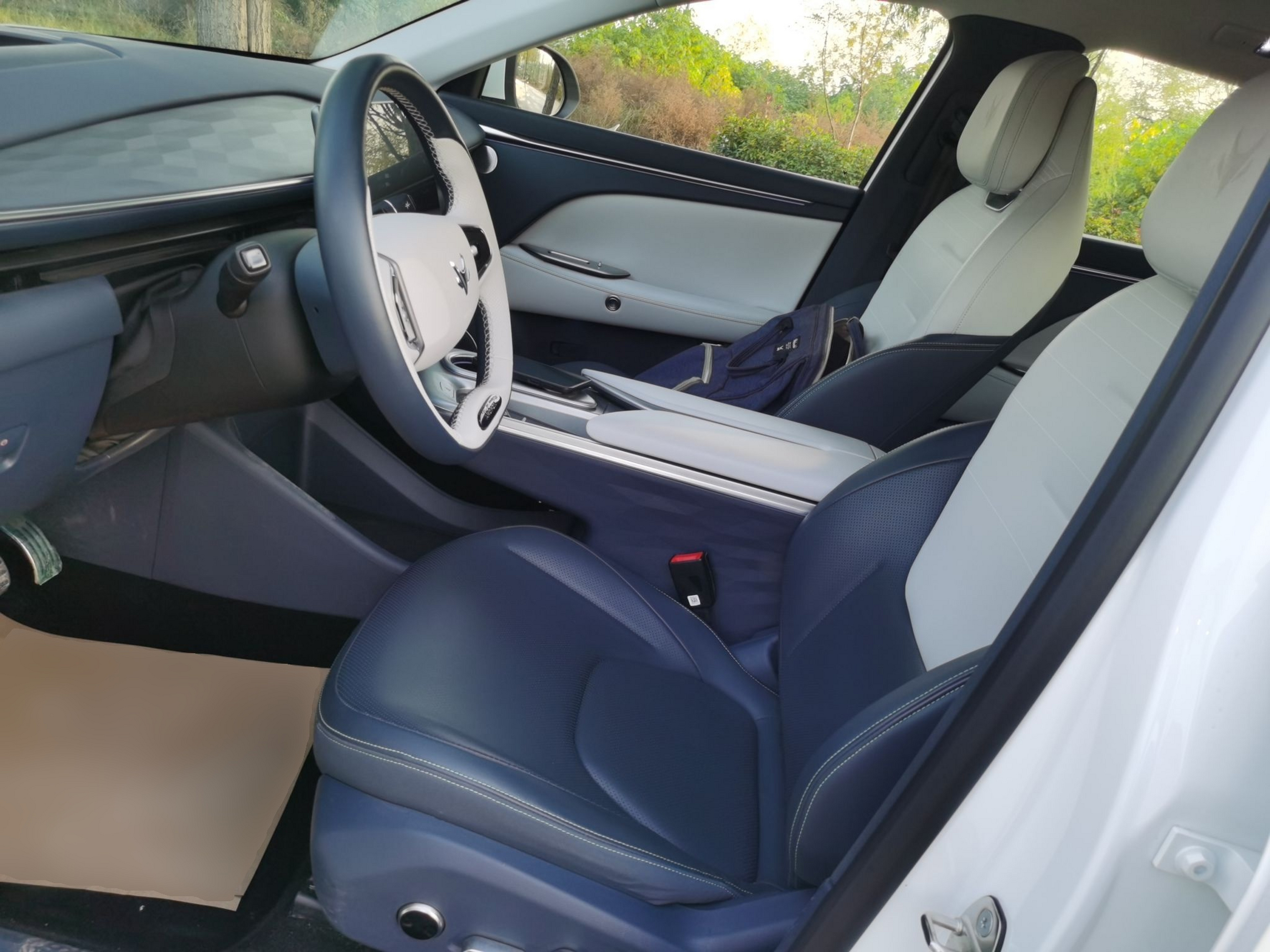 Переднее сиденье в автомобиле