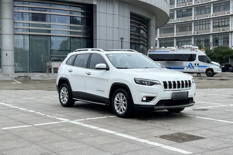 Used  Cherokee 2019 2.0T Two-Wheel Drive Smart Enjoyment Version China V
