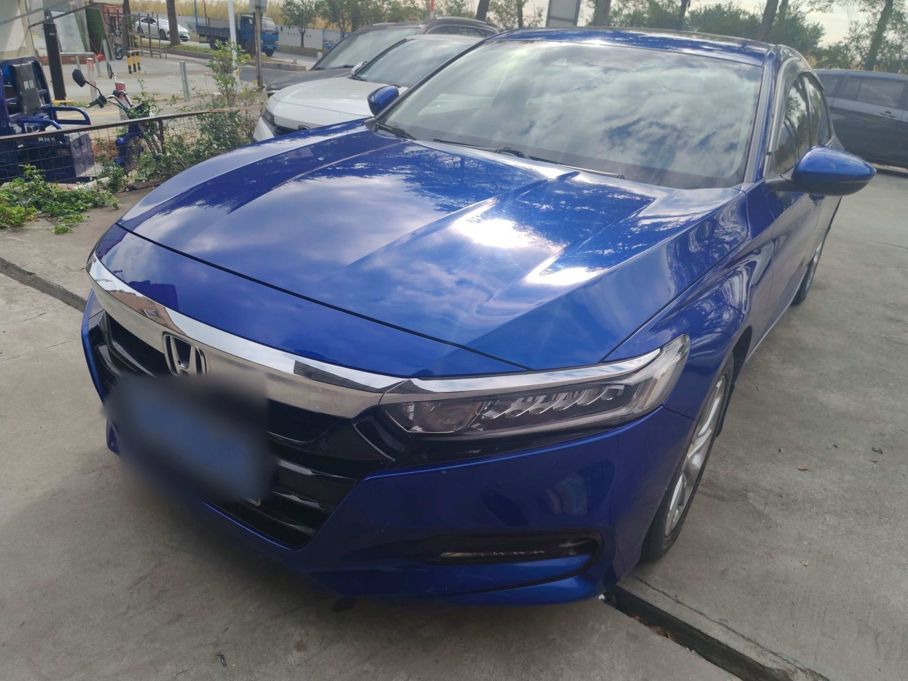 تحت مقدمة السيارة