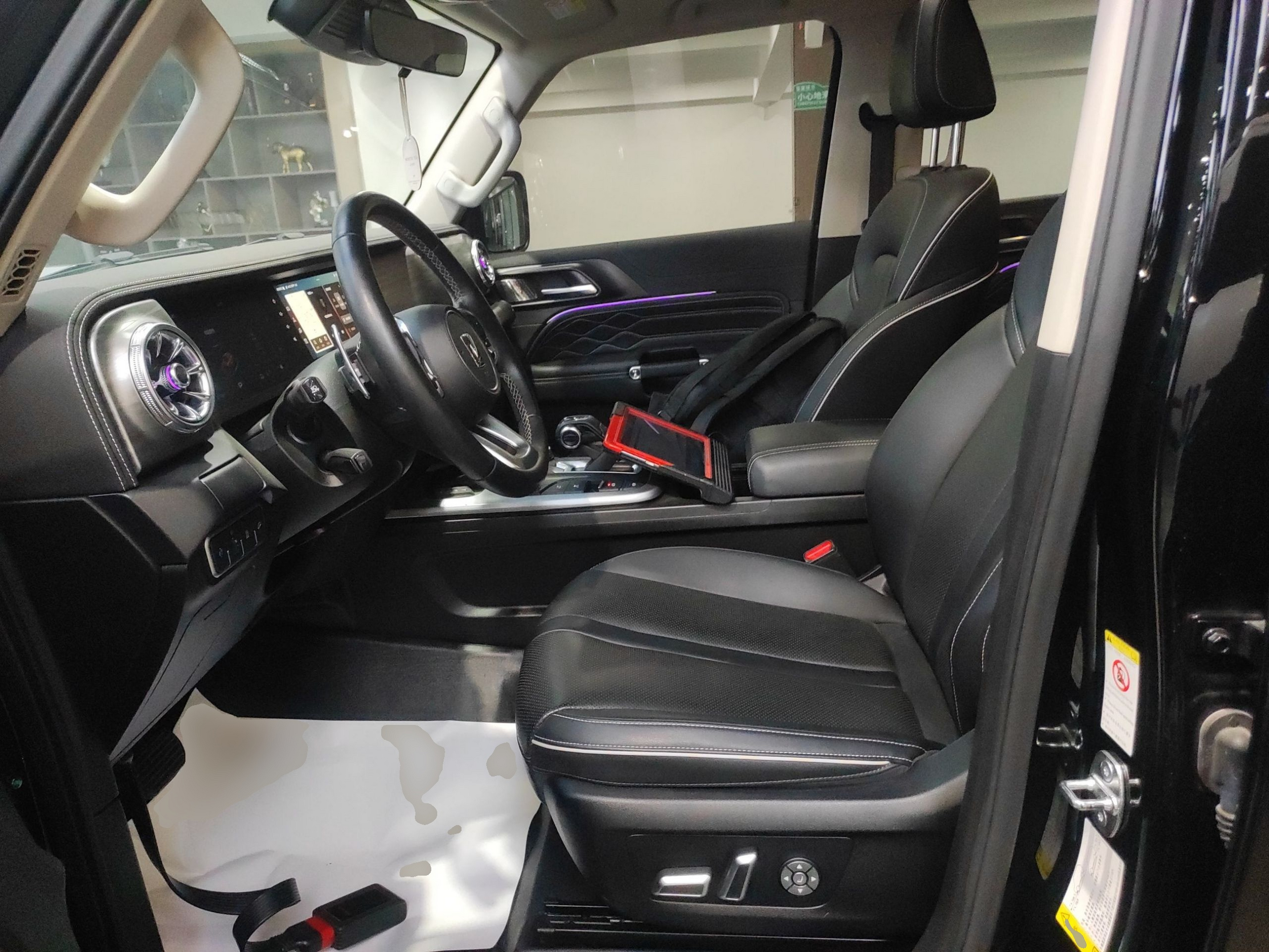 المقاعد الأمامية داخل السيارة