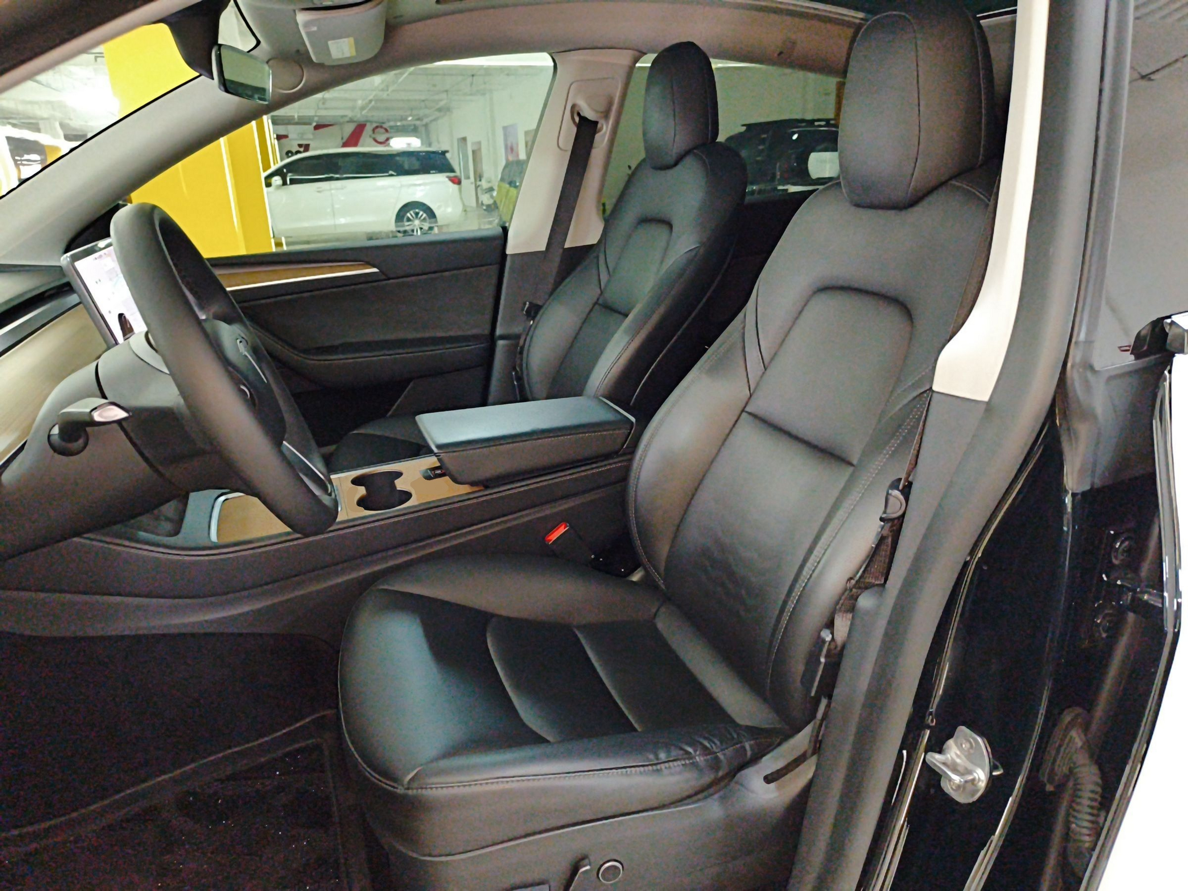 Переднее сиденье в автомобиле