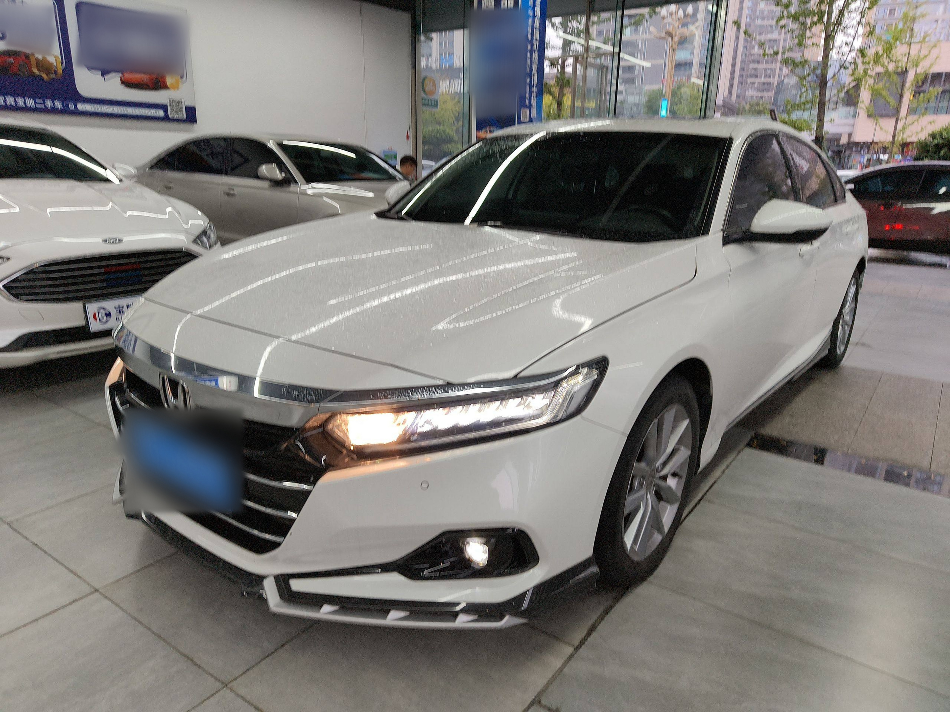 تحت مقدمة السيارة