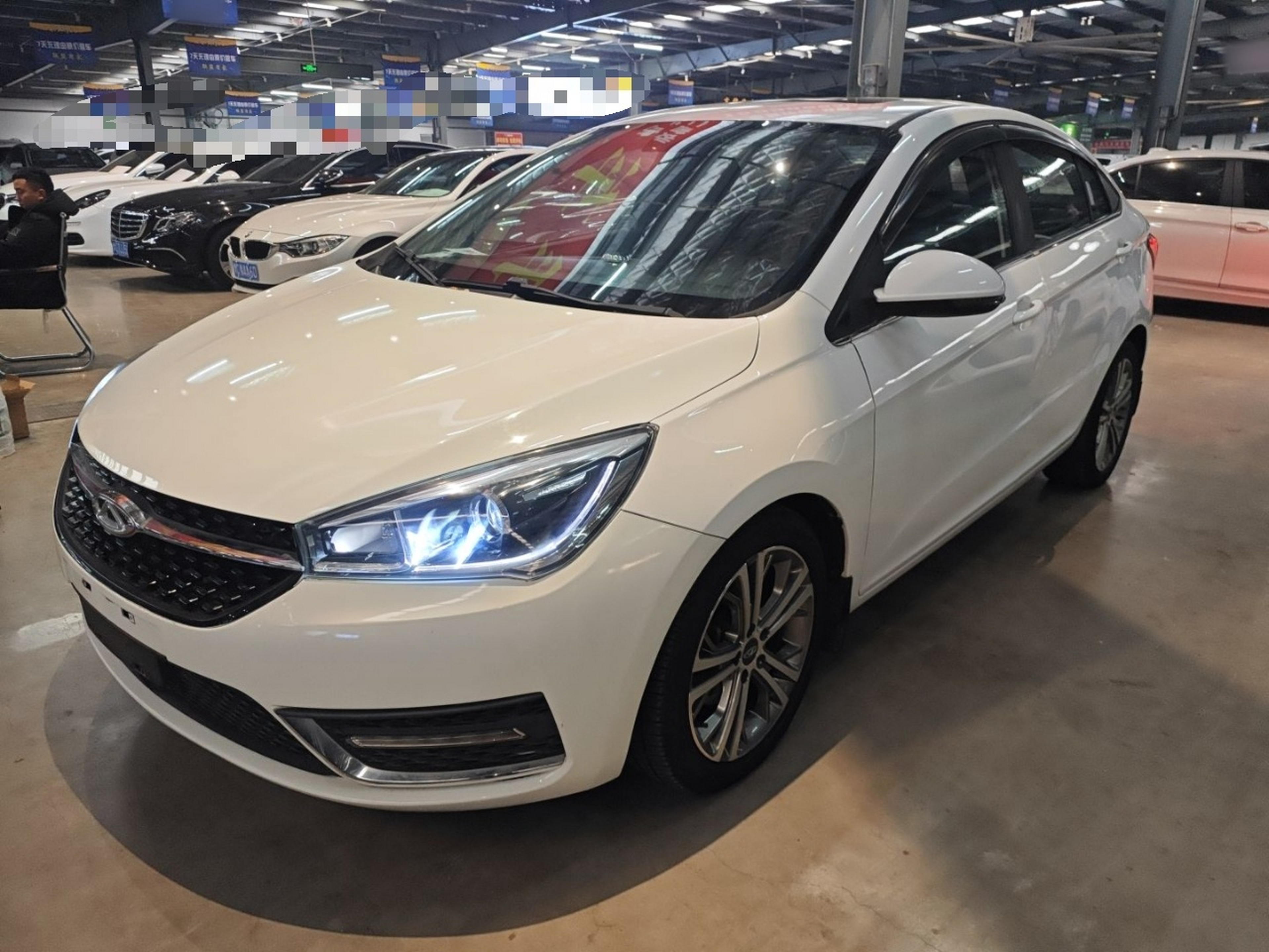 تحت مقدمة السيارة