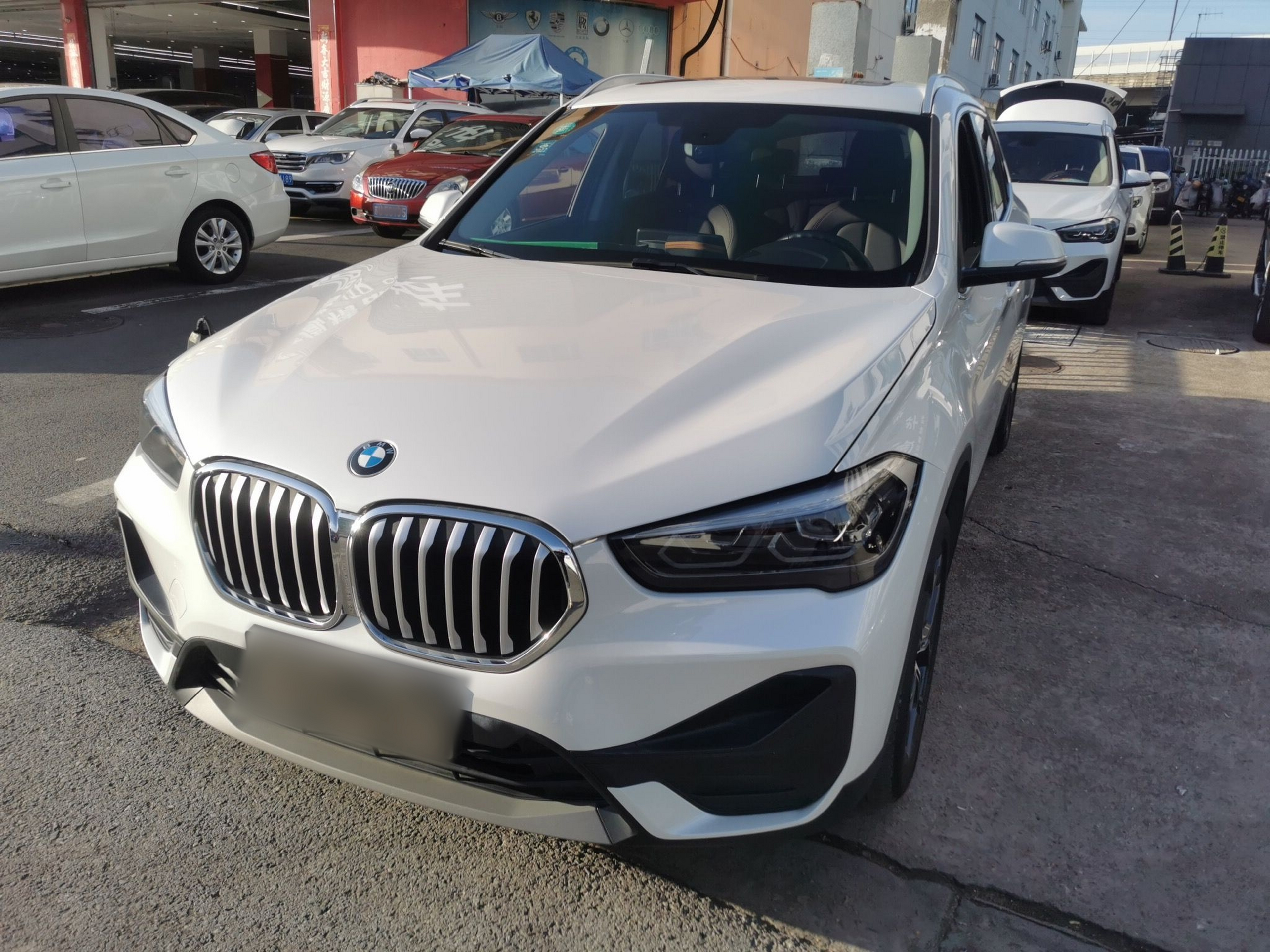 Под передней частью автомобиля