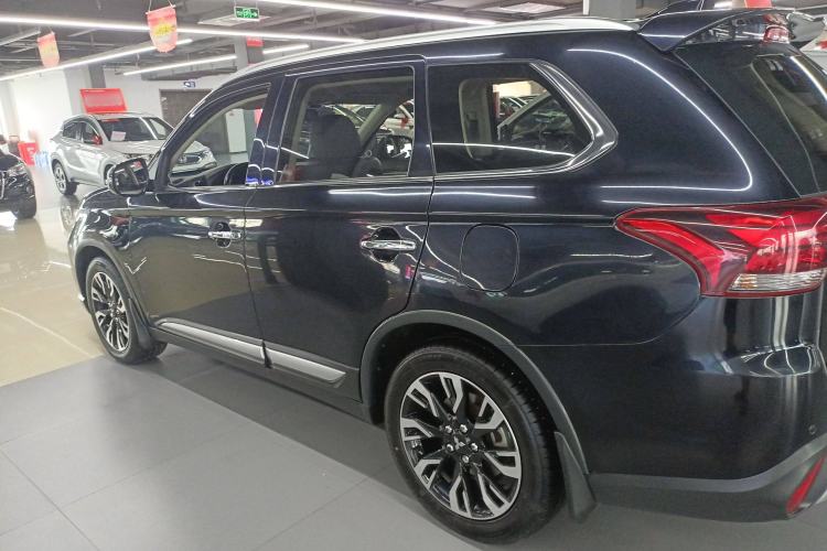 Used Mitsubishi Outlander 2019 2.4L 4x4 Zhi Xiang Edition 5 Seats China VI Standard
