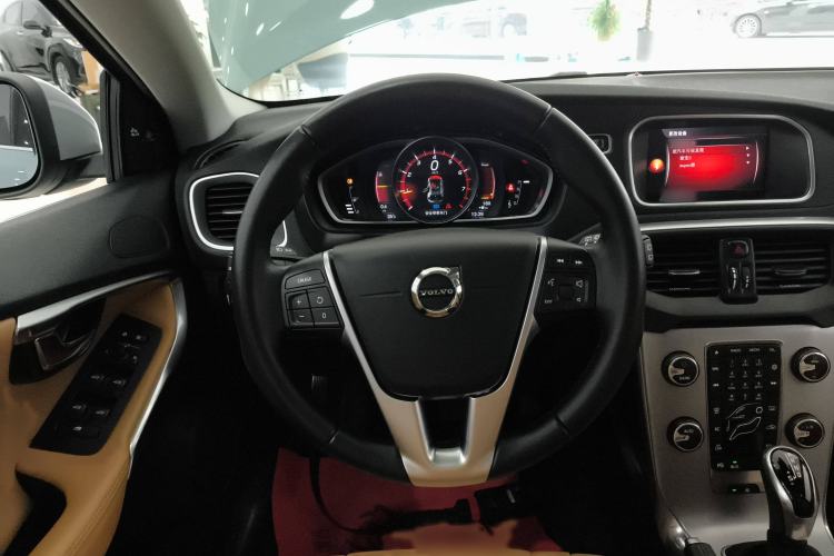 Used Volvo V40 2018 T4 Zhiya Edition
