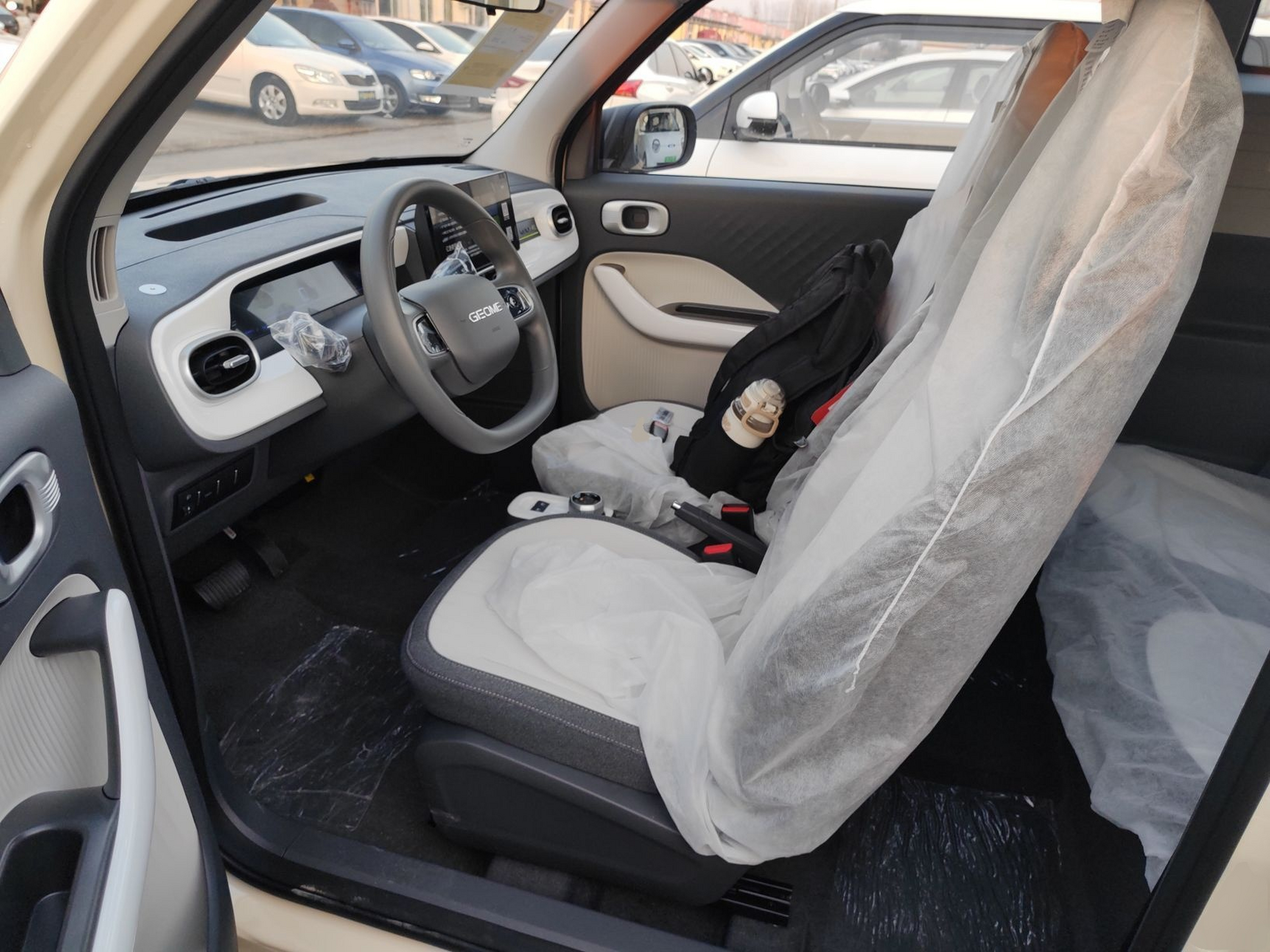 المقاعد الأمامية داخل السيارة