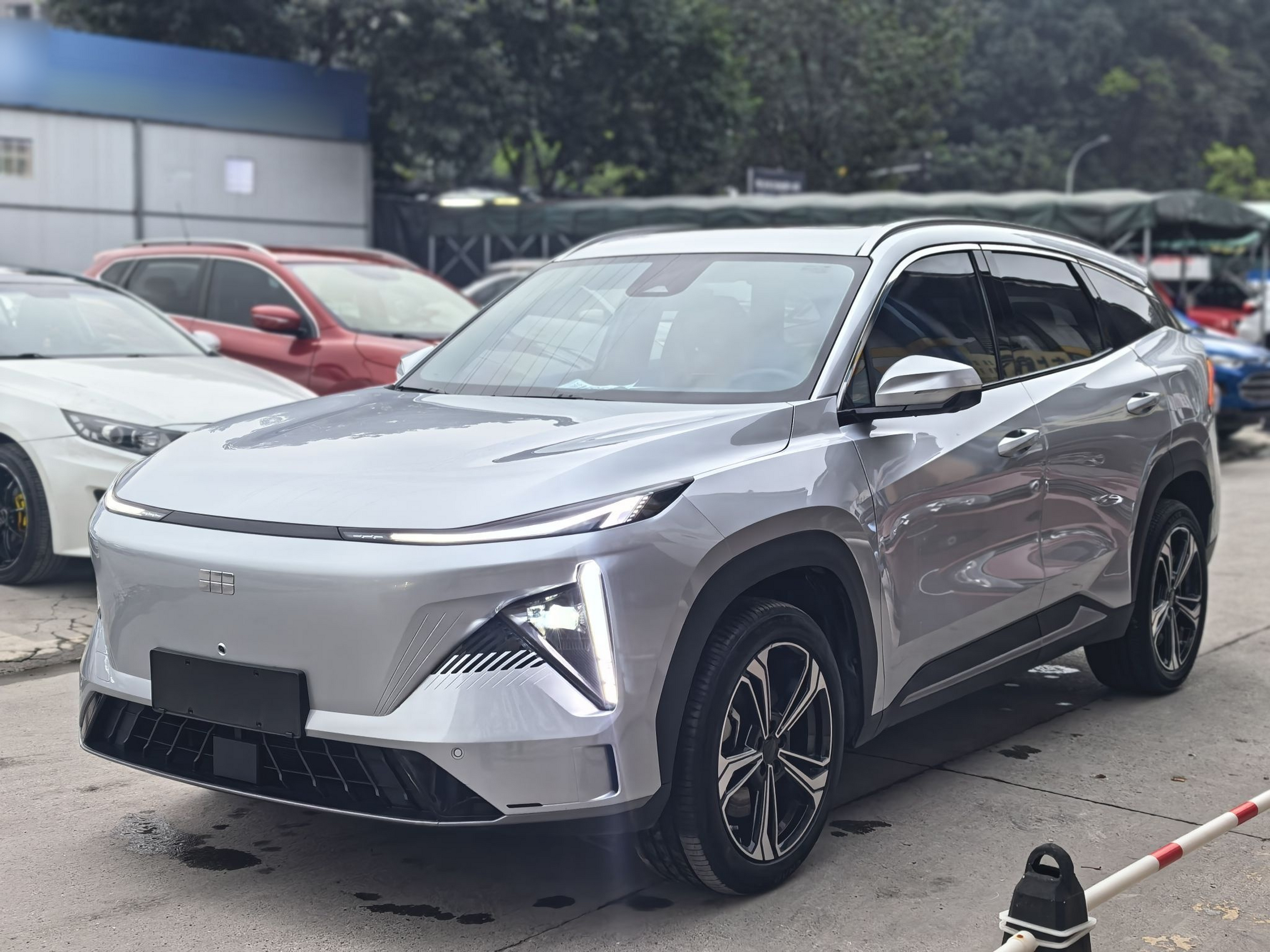 Под передней частью автомобиля