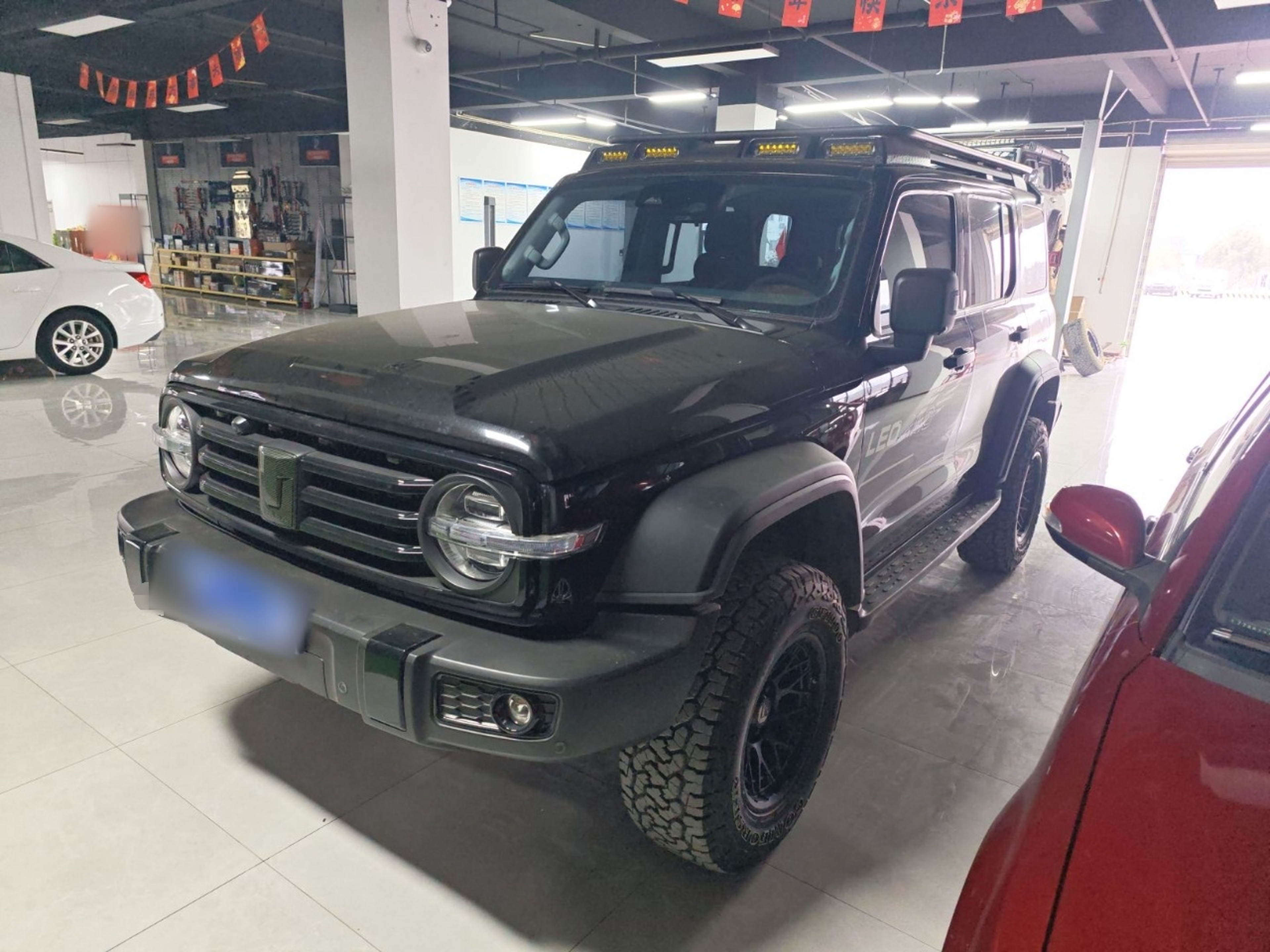 تحت مقدمة السيارة