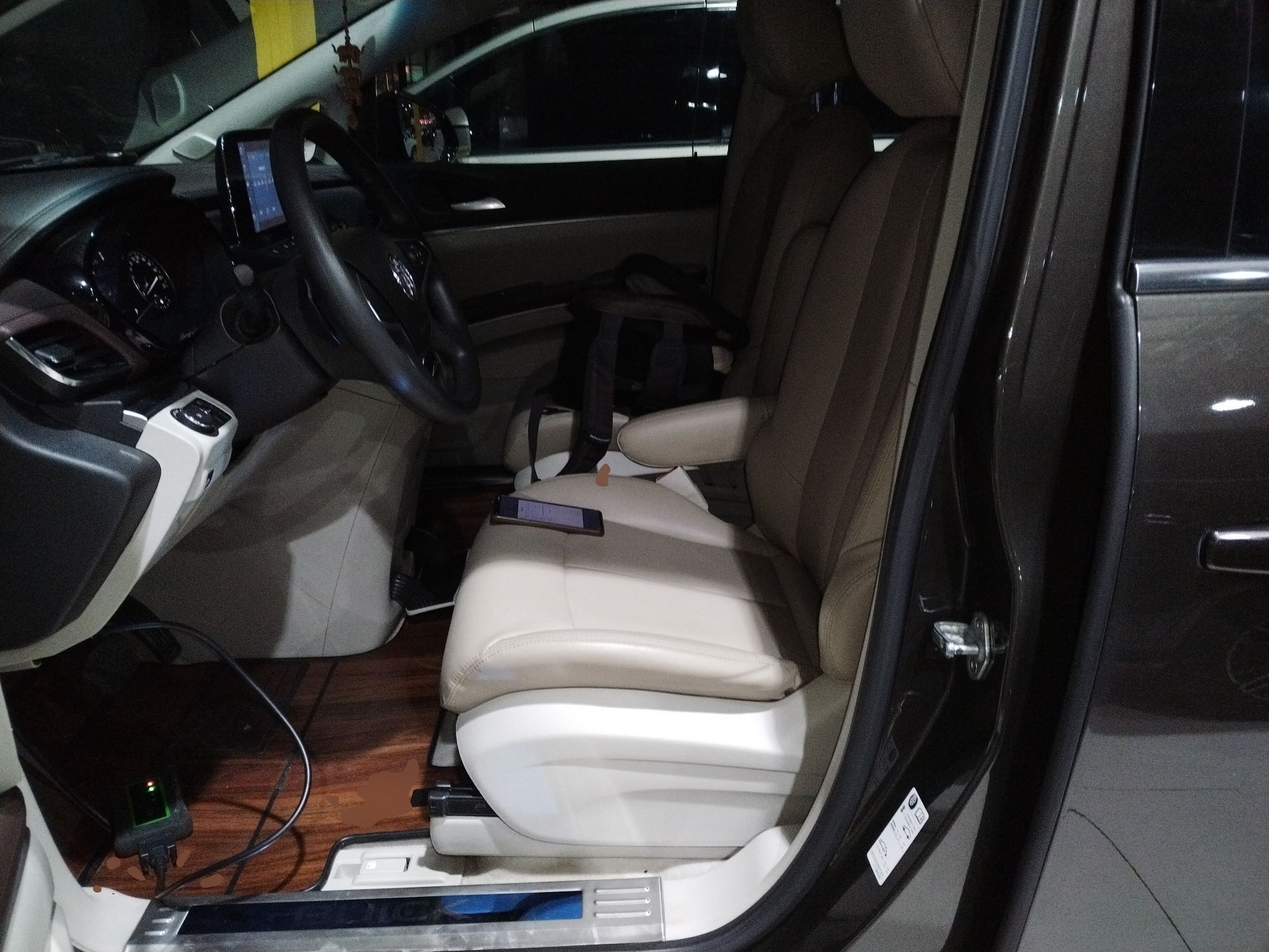 المقاعد الأمامية داخل السيارة