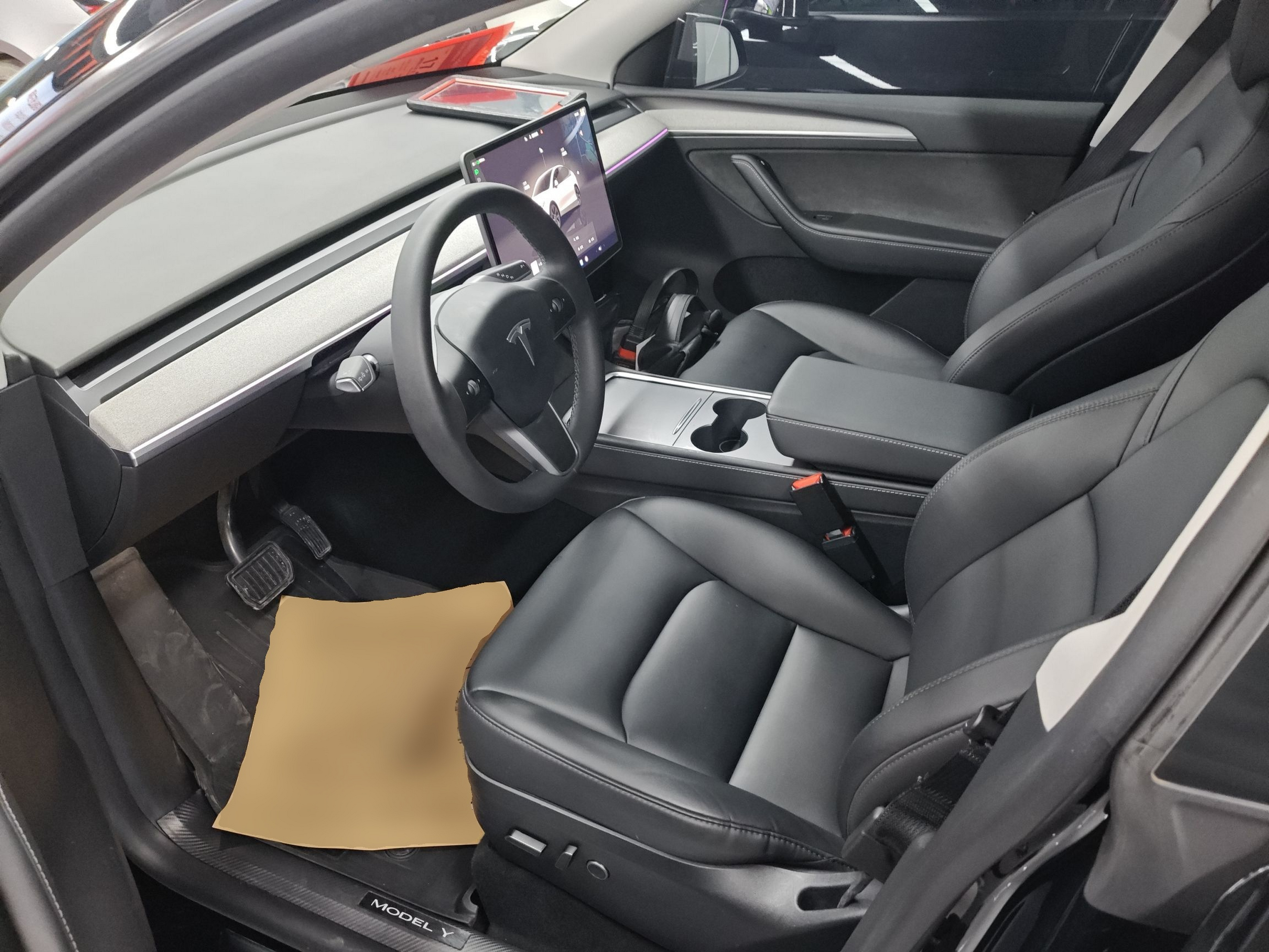 المقاعد الأمامية داخل السيارة