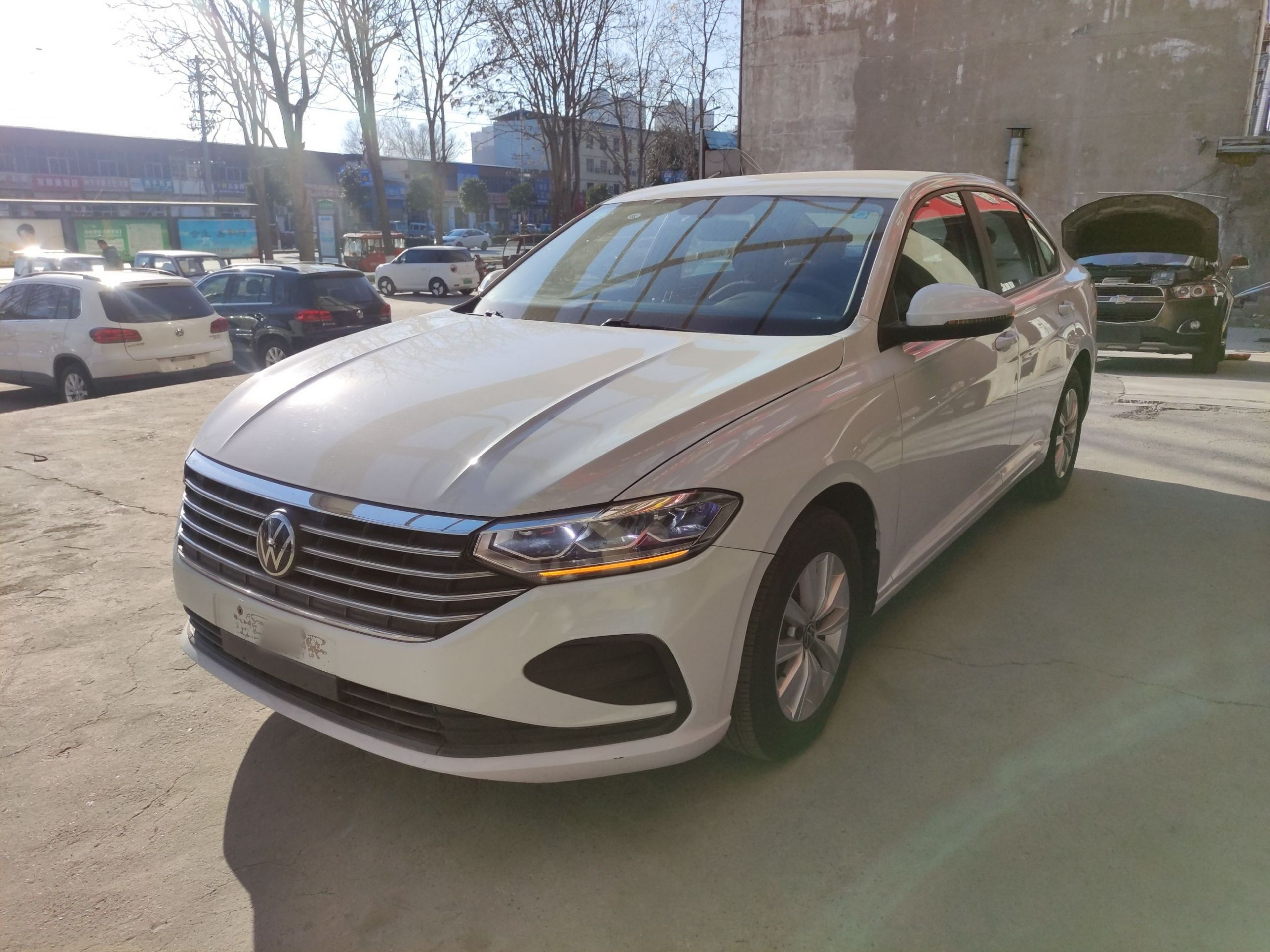 تحت مقدمة السيارة