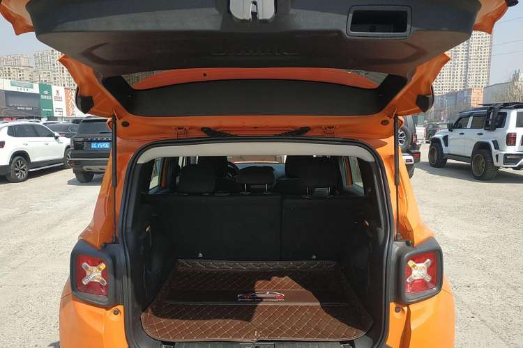 Used  Renegade 2017 180T Automatic Kinetic Edition+
