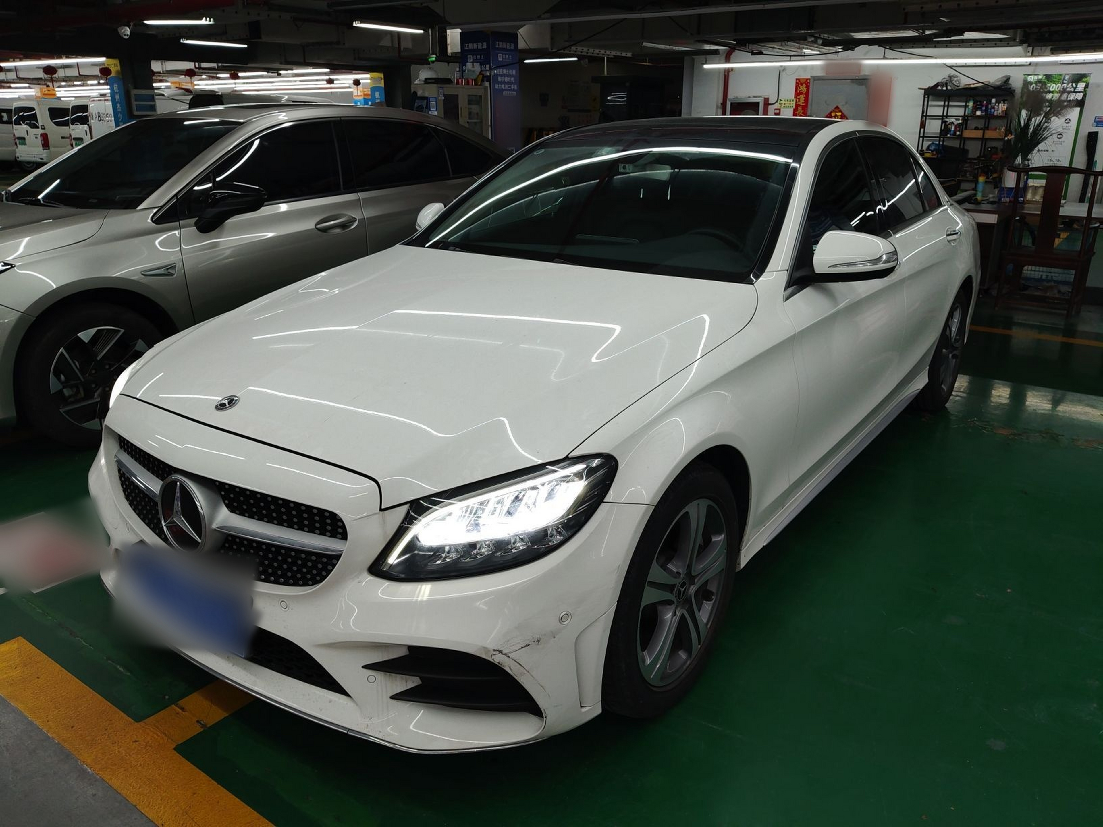 تحت مقدمة السيارة