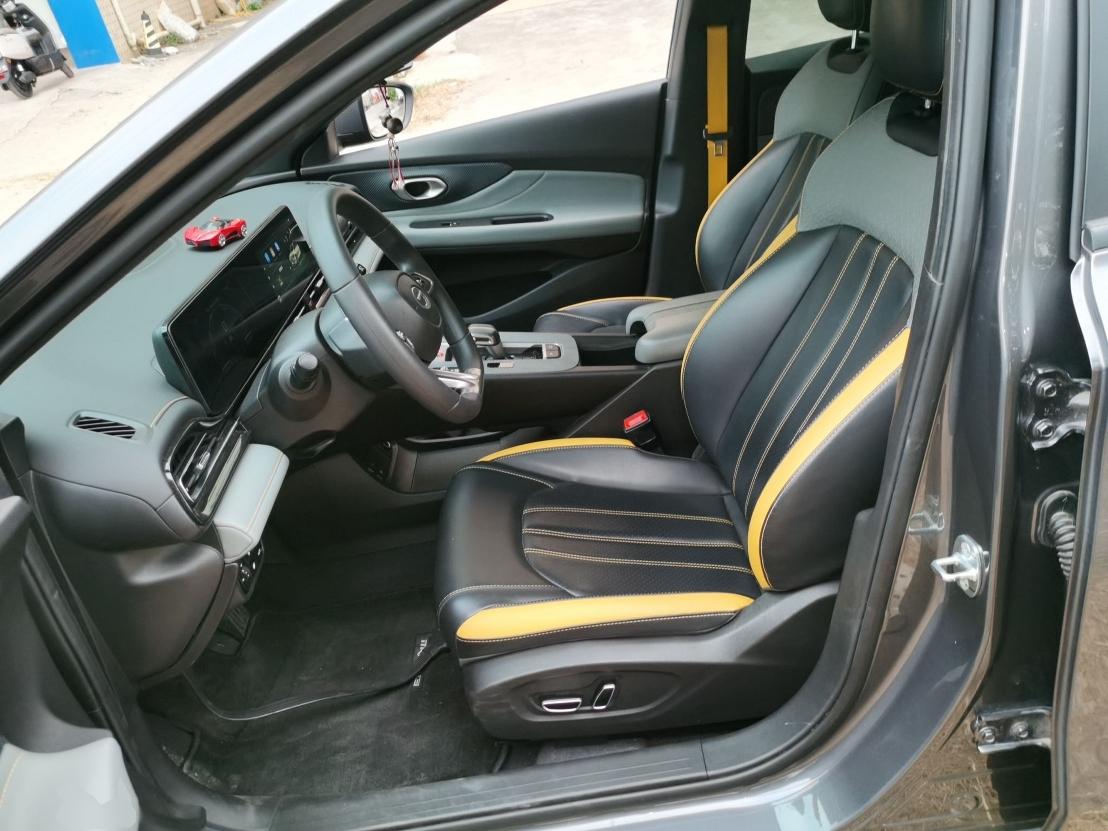 Переднее сиденье в автомобиле