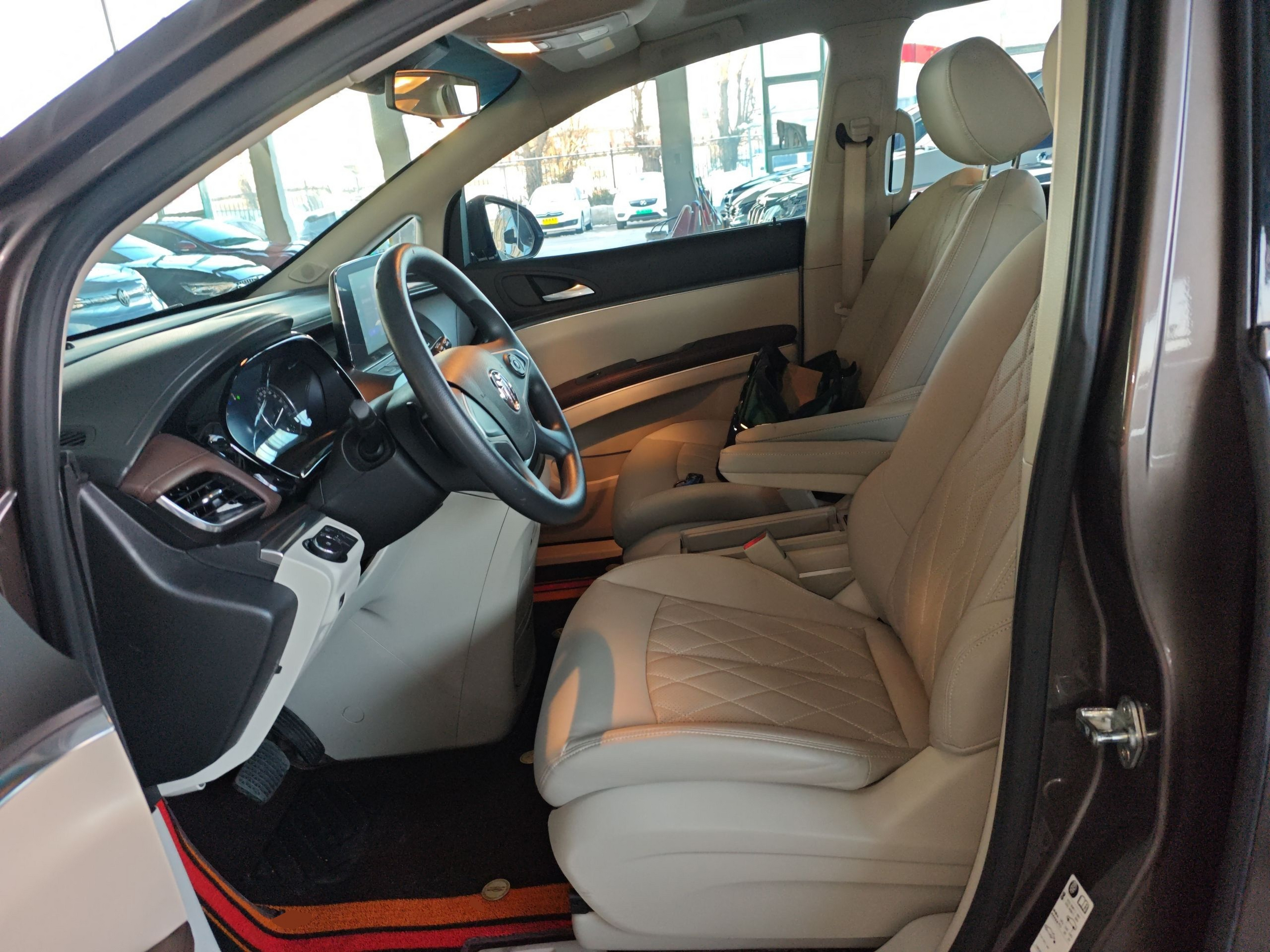 المقاعد الأمامية داخل السيارة