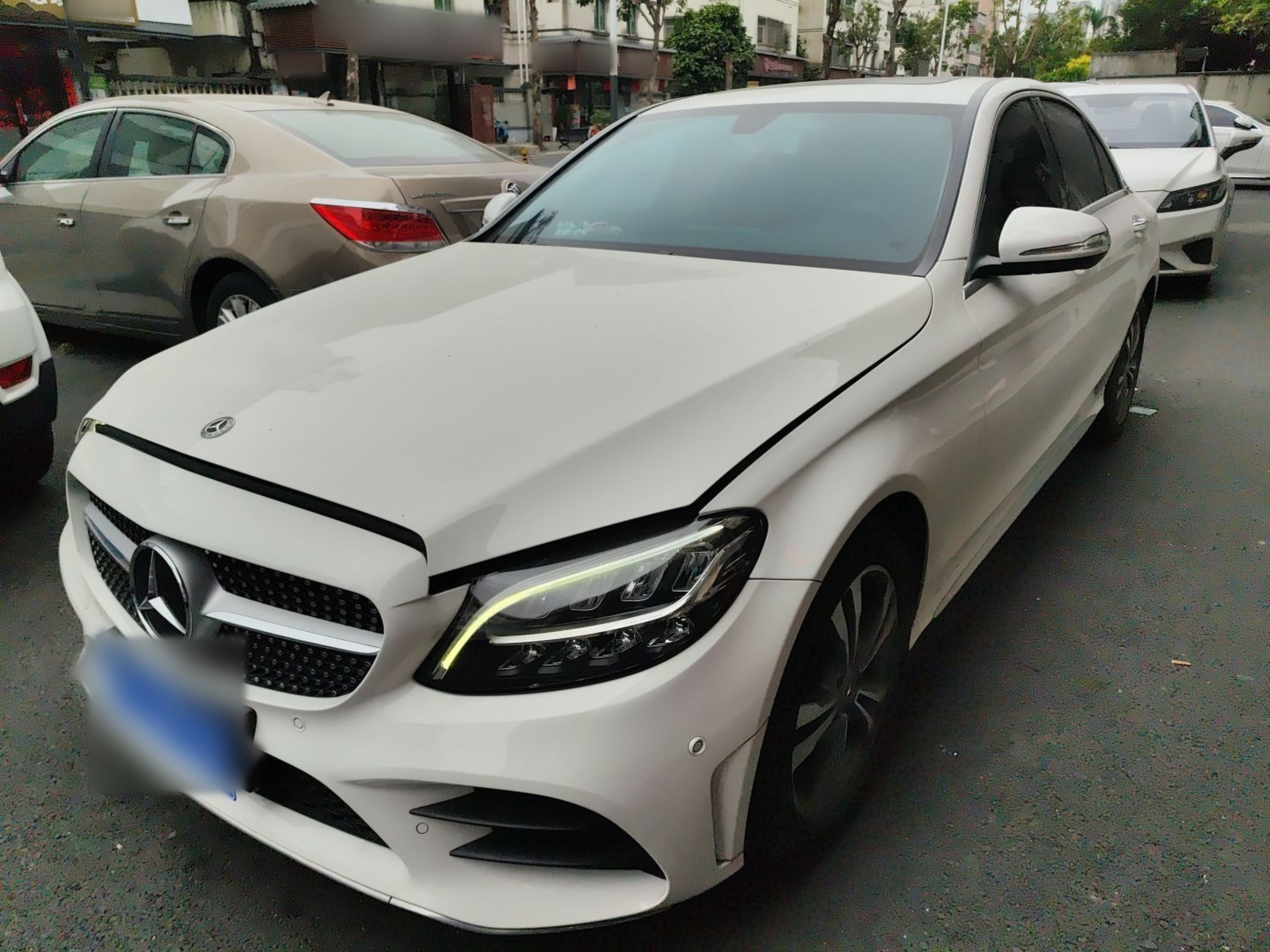 تحت مقدمة السيارة