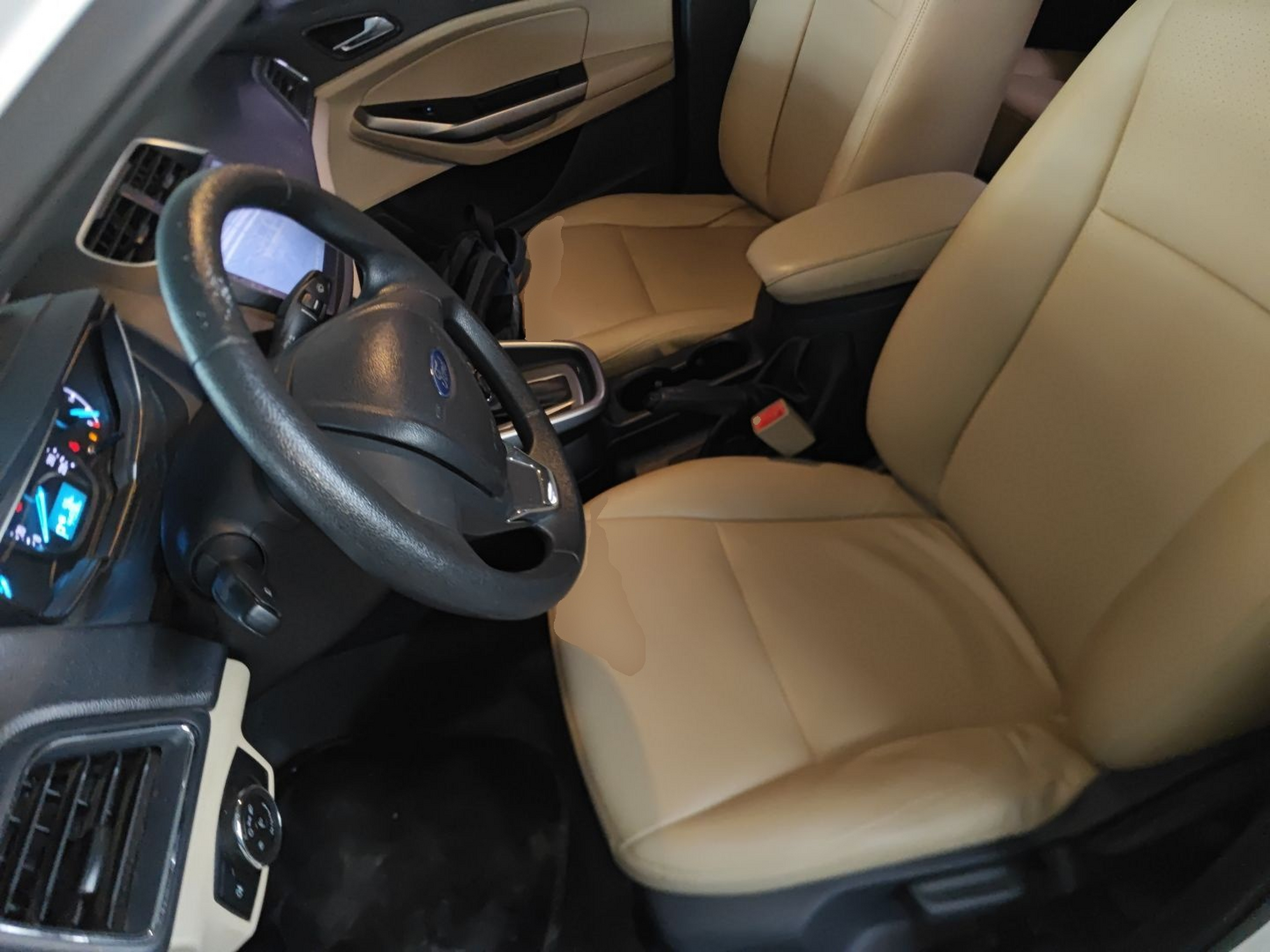 المقاعد الأمامية داخل السيارة