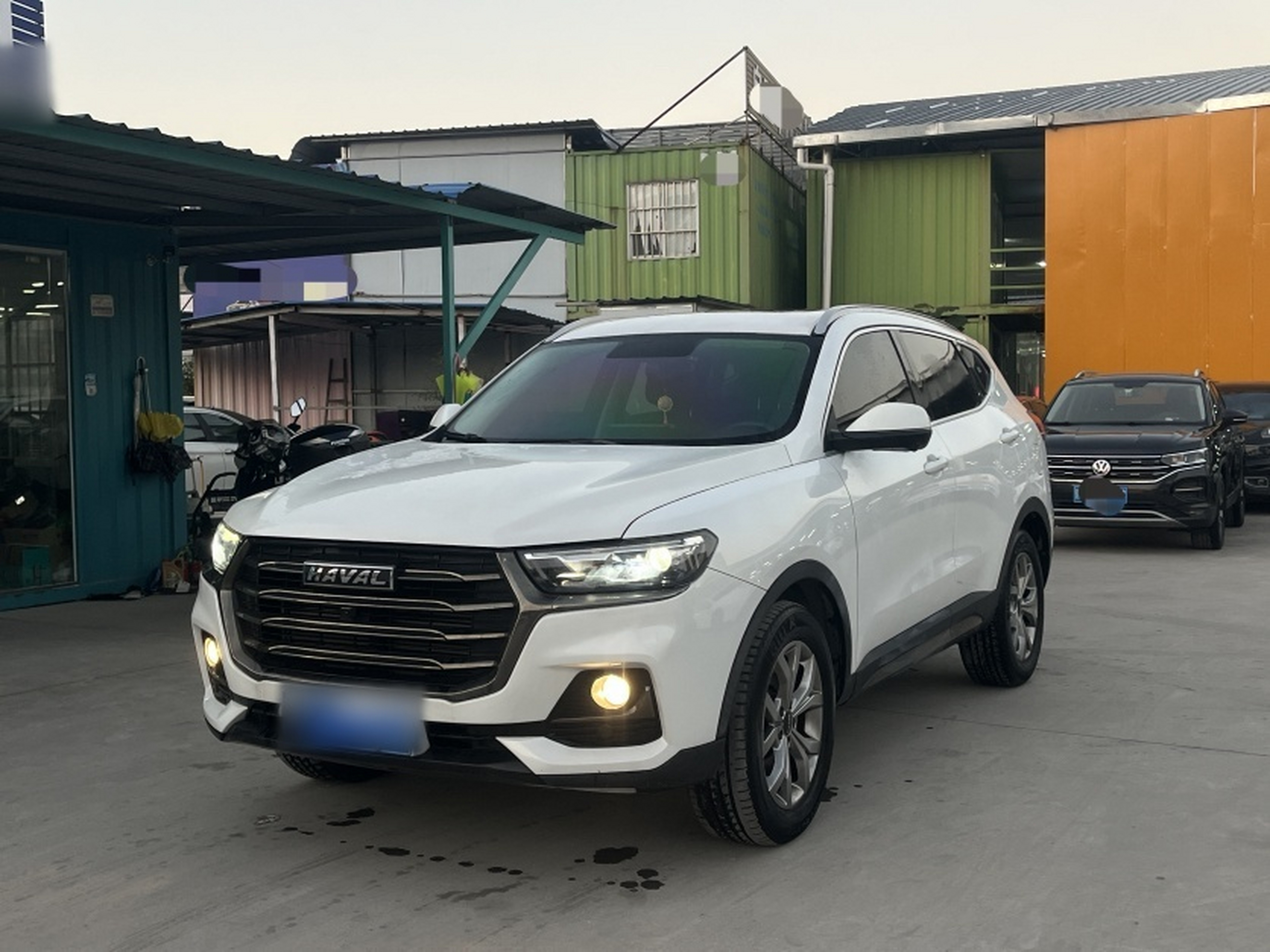 تحت مقدمة السيارة