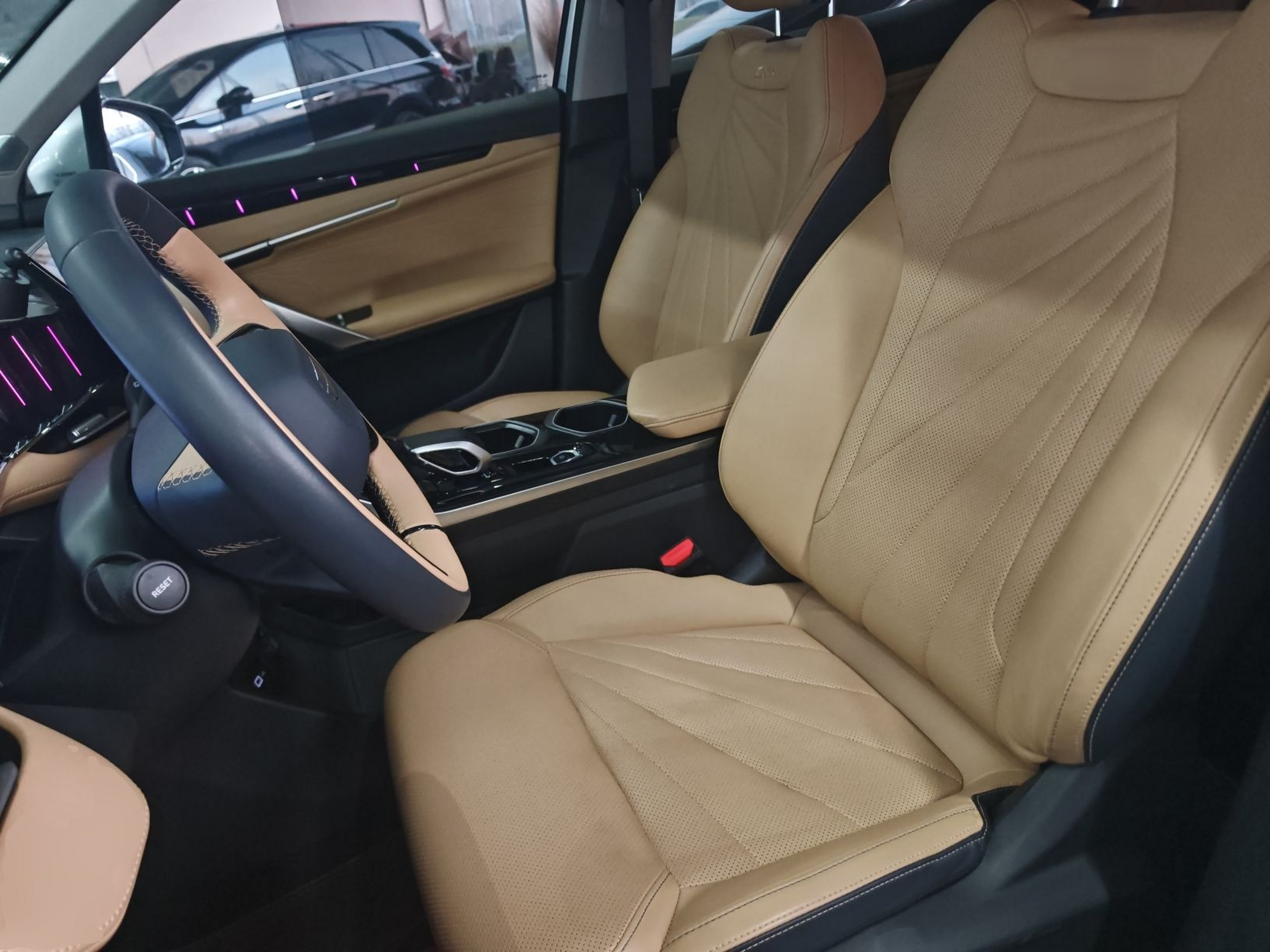 المقاعد الأمامية داخل السيارة