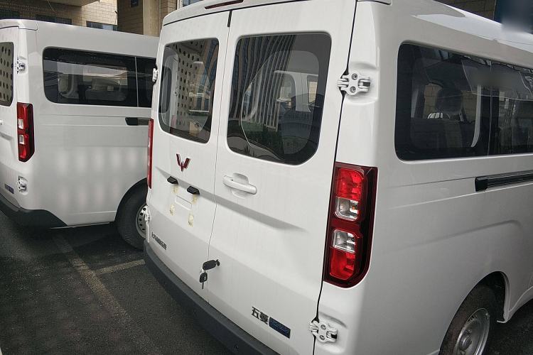 Used Wuling Yangguang 2024 300KM Comfort Version Passenger Van 75kW
