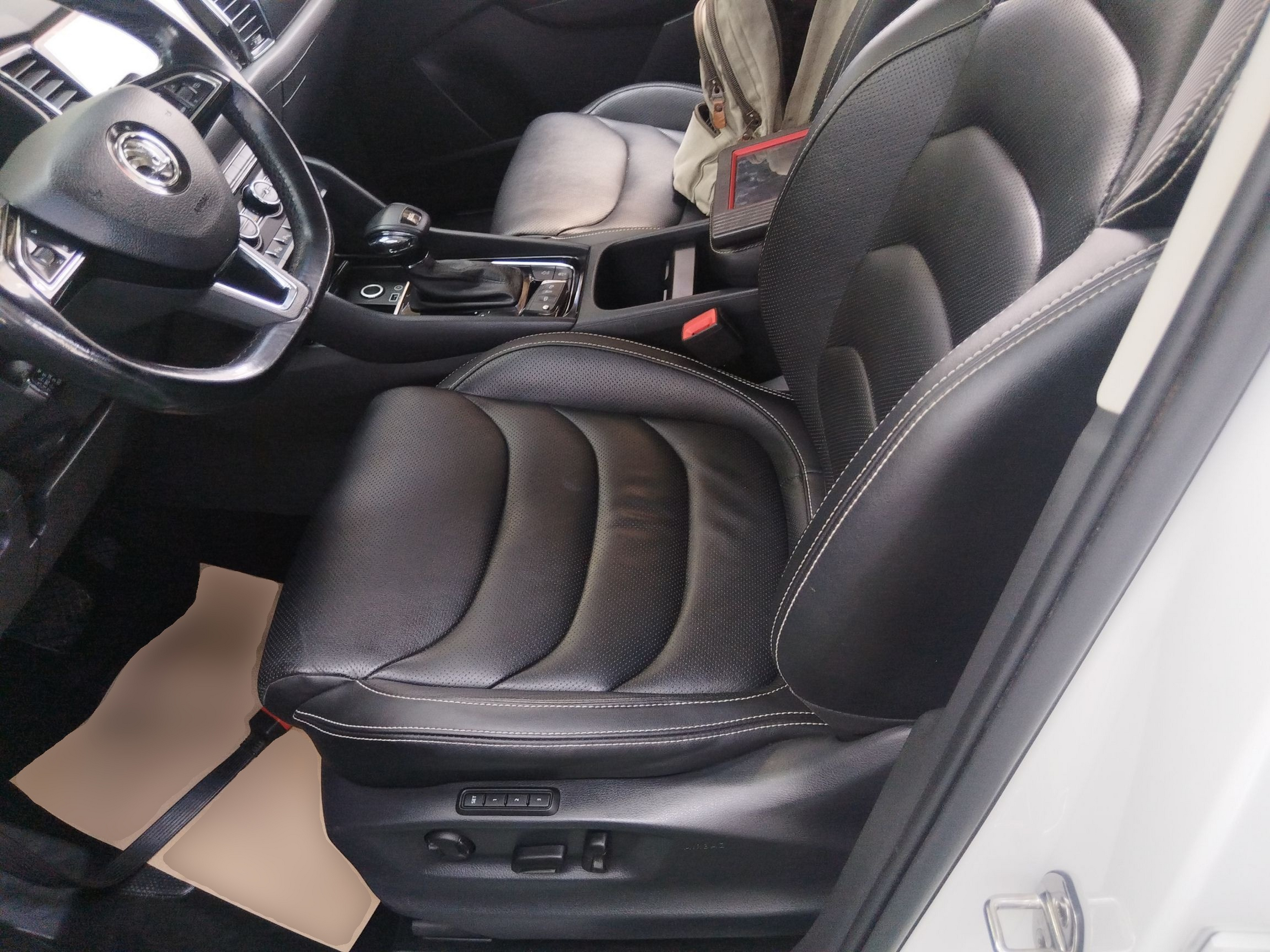 Переднее сиденье в автомобиле