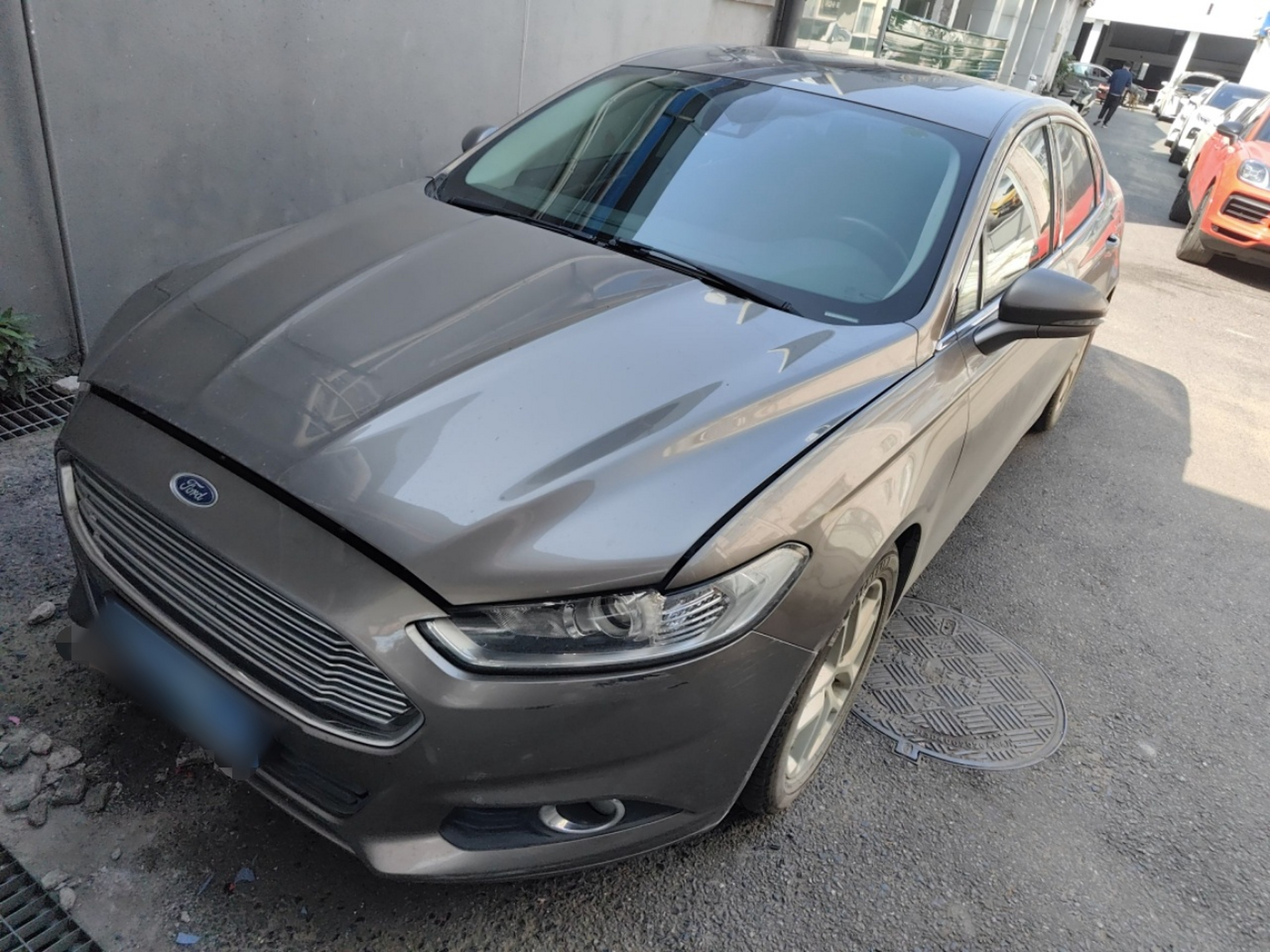 تحت مقدمة السيارة