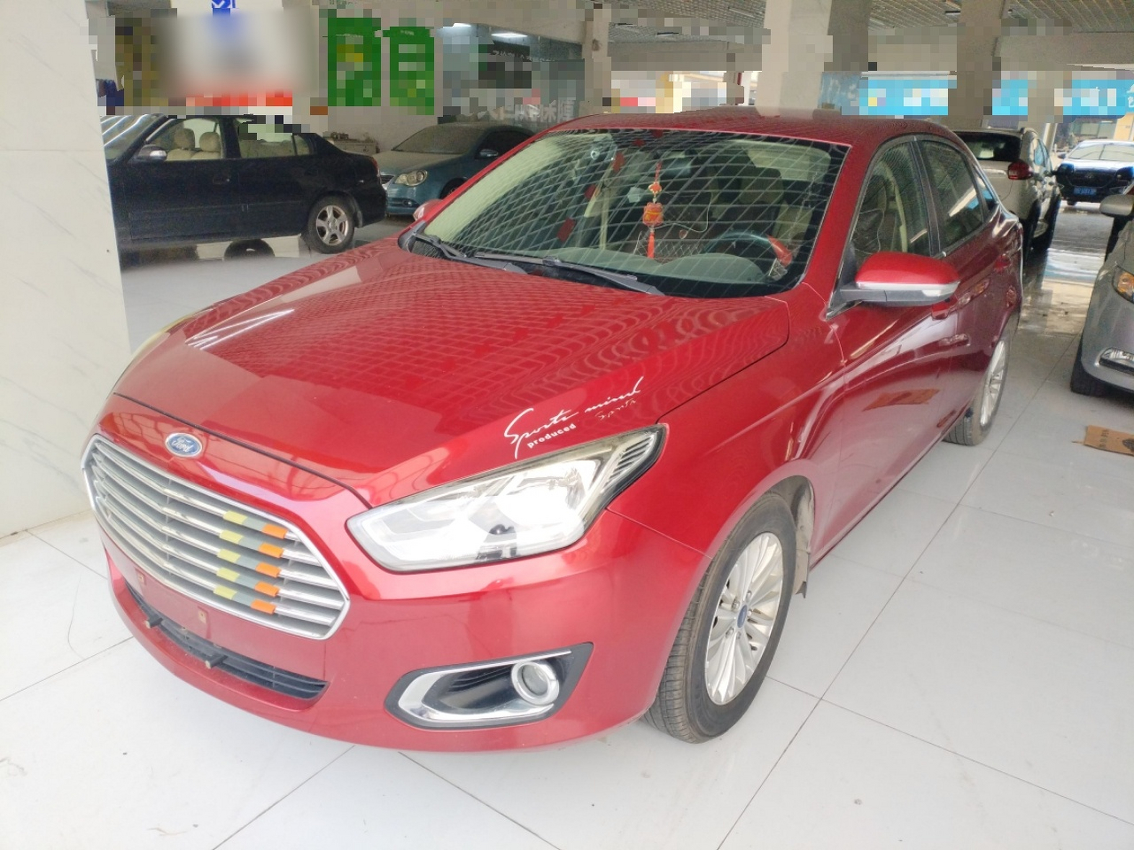 تحت مقدمة السيارة