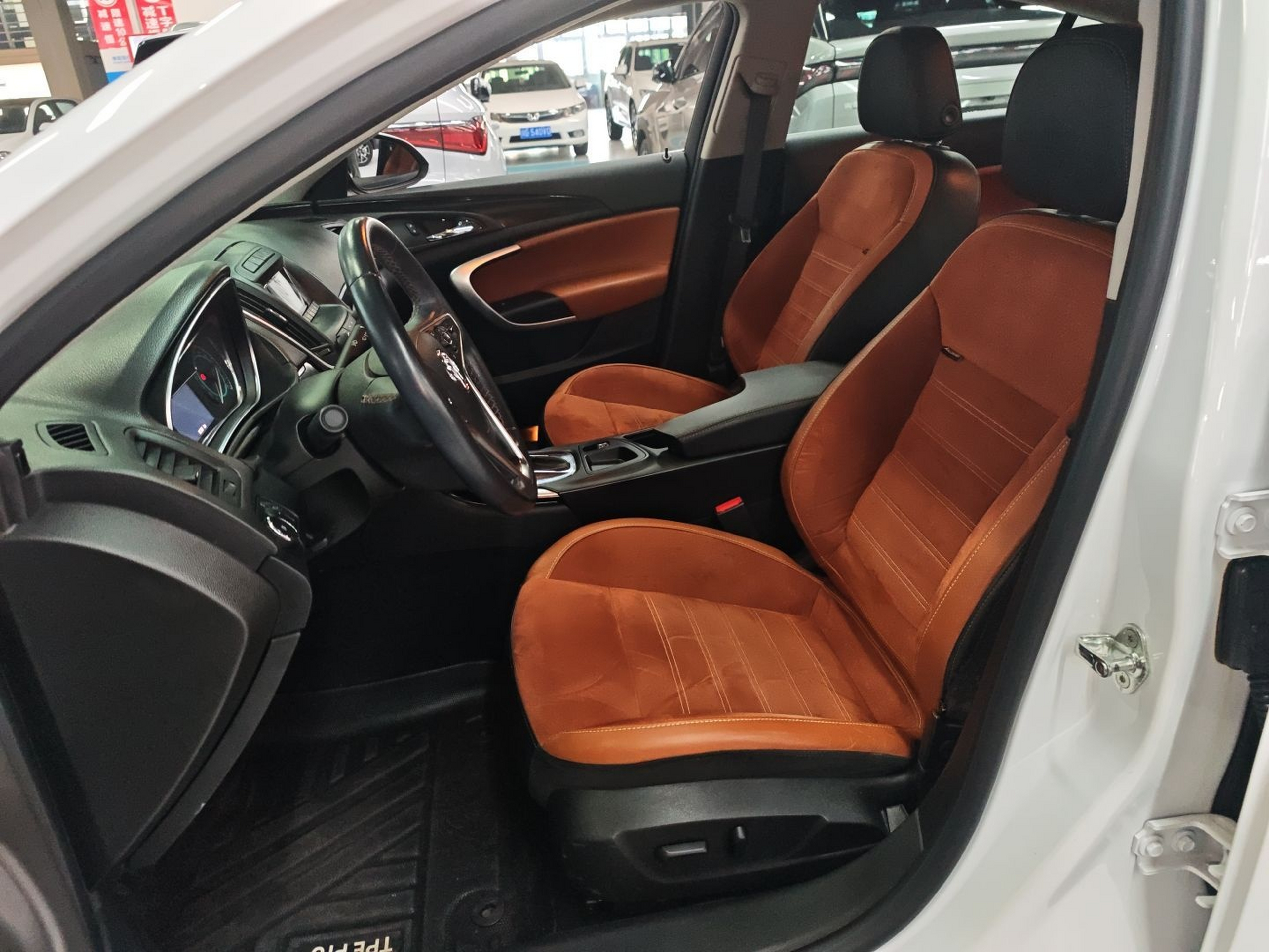 Переднее сиденье в автомобиле