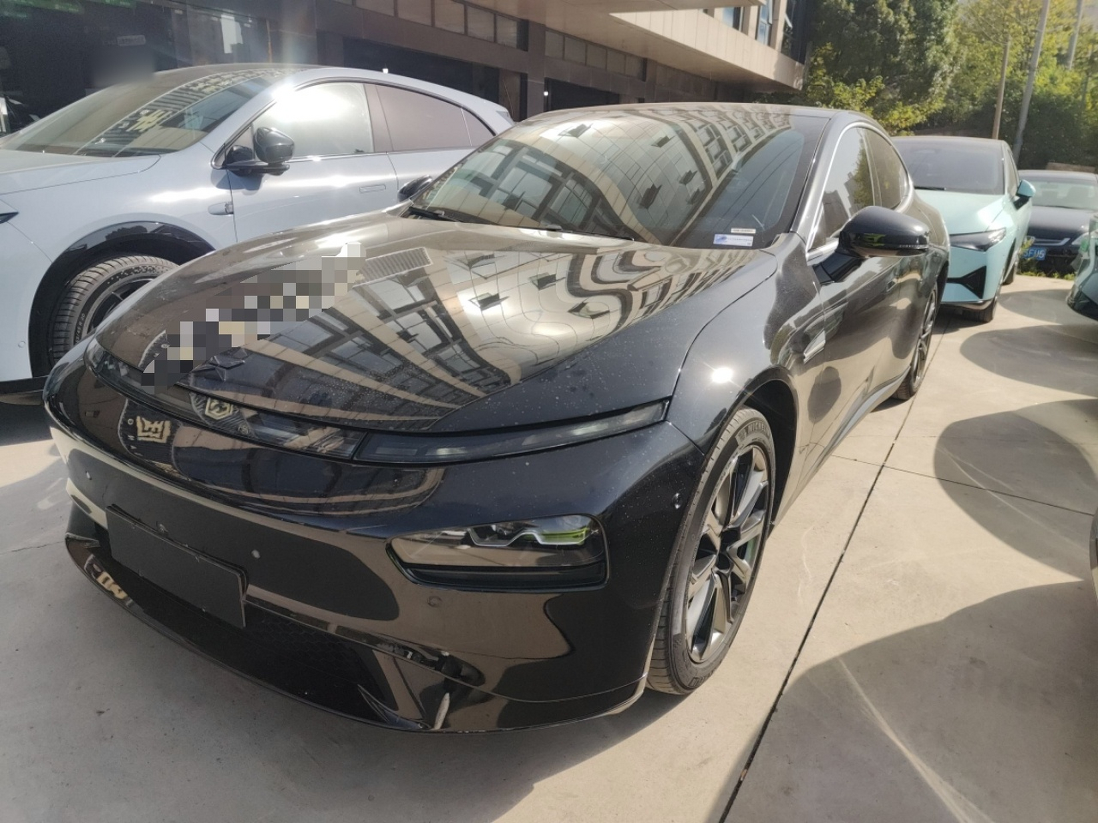 تحت مقدمة السيارة