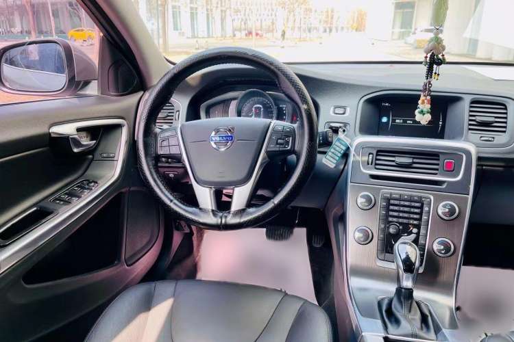 Used Volvo V60 2015 T5 Zhiyi Edition
