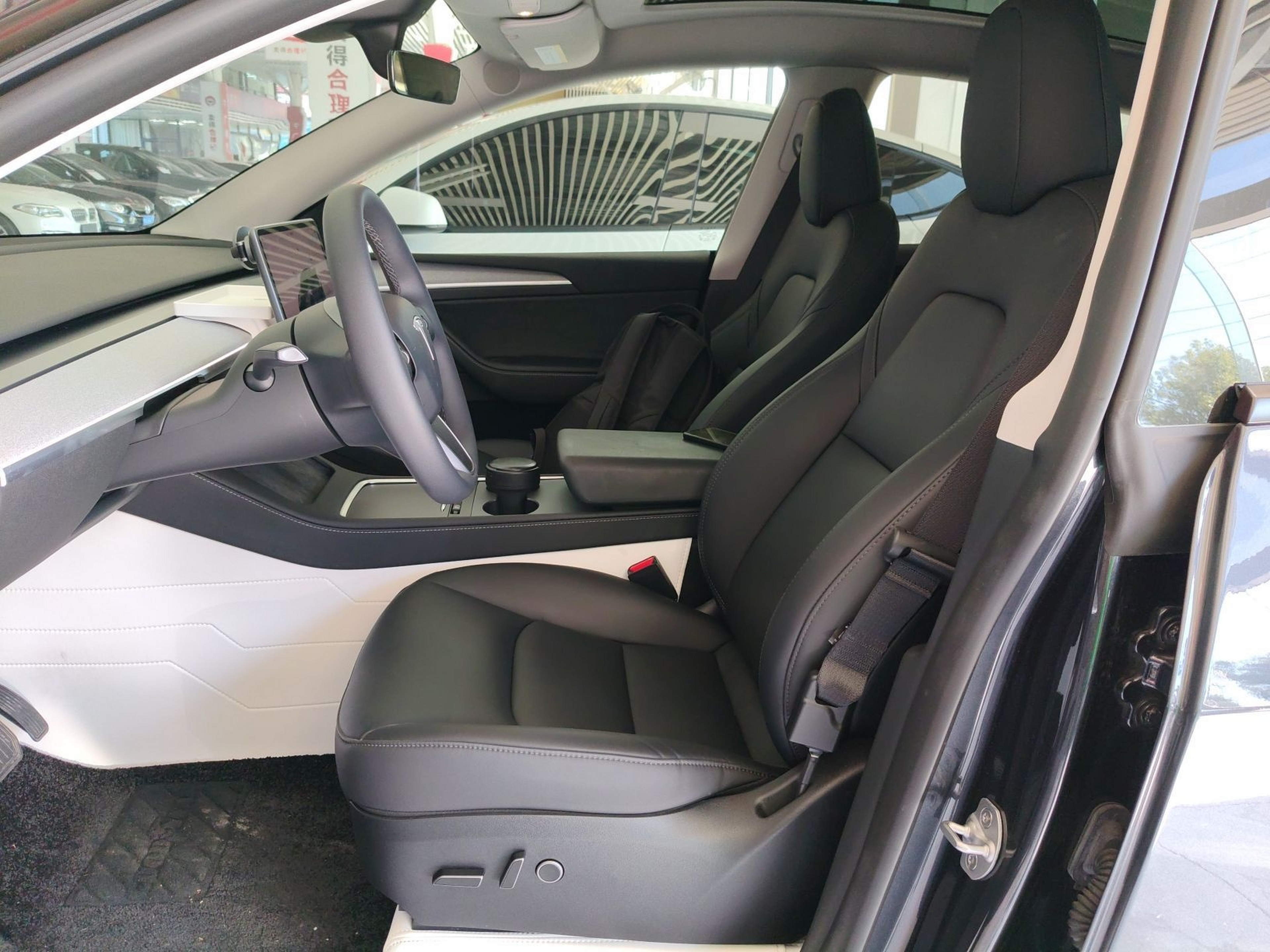 المقاعد الأمامية داخل السيارة