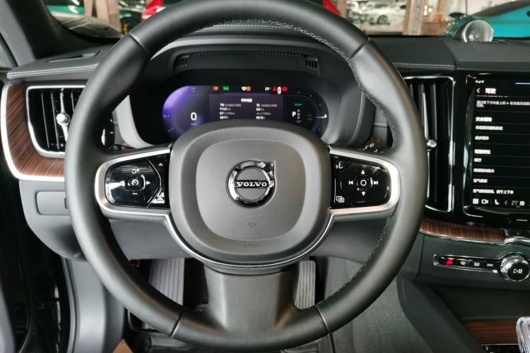 Used Volvo XC60 New Energy 2025 Plug-in Hybrid Long-Range All-Wheel Drive Smart Luxury Edition
