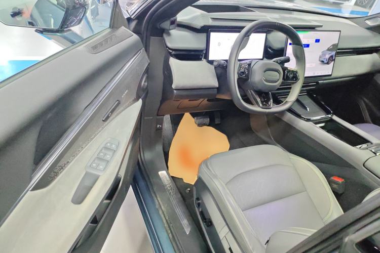 Used Lynk & Co 08 EM-P 2025 220 km All-Wheel-Drive Performance Halo
