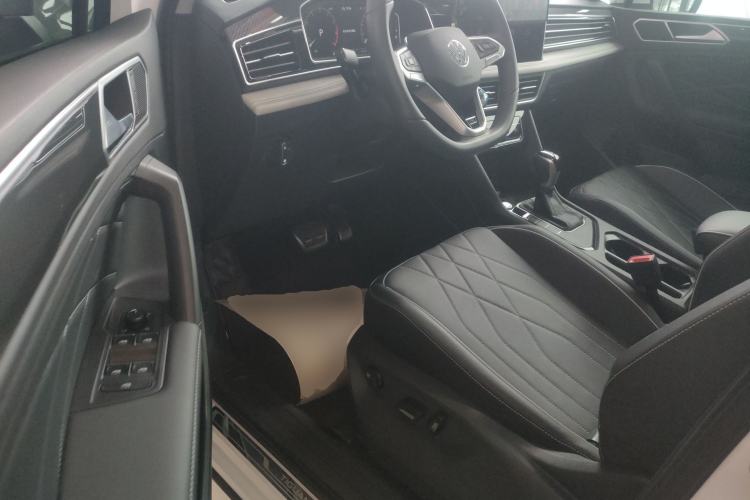 Used Volkswagen Tiguan L 2024 Outstanding Model 330TSI Automatic Two-Wheel Drive R-Line Dragon Glory Edition
