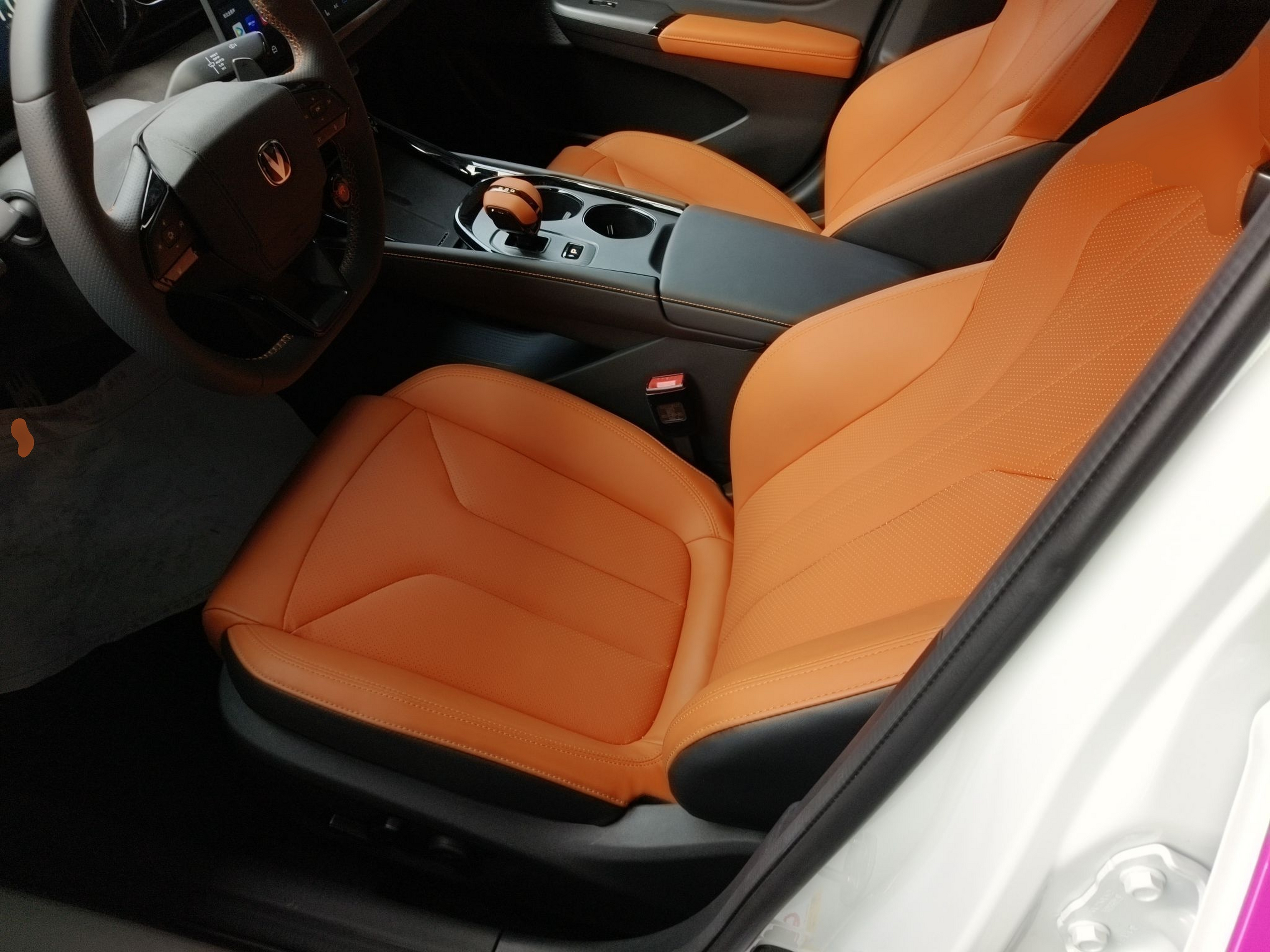 المقاعد الأمامية داخل السيارة