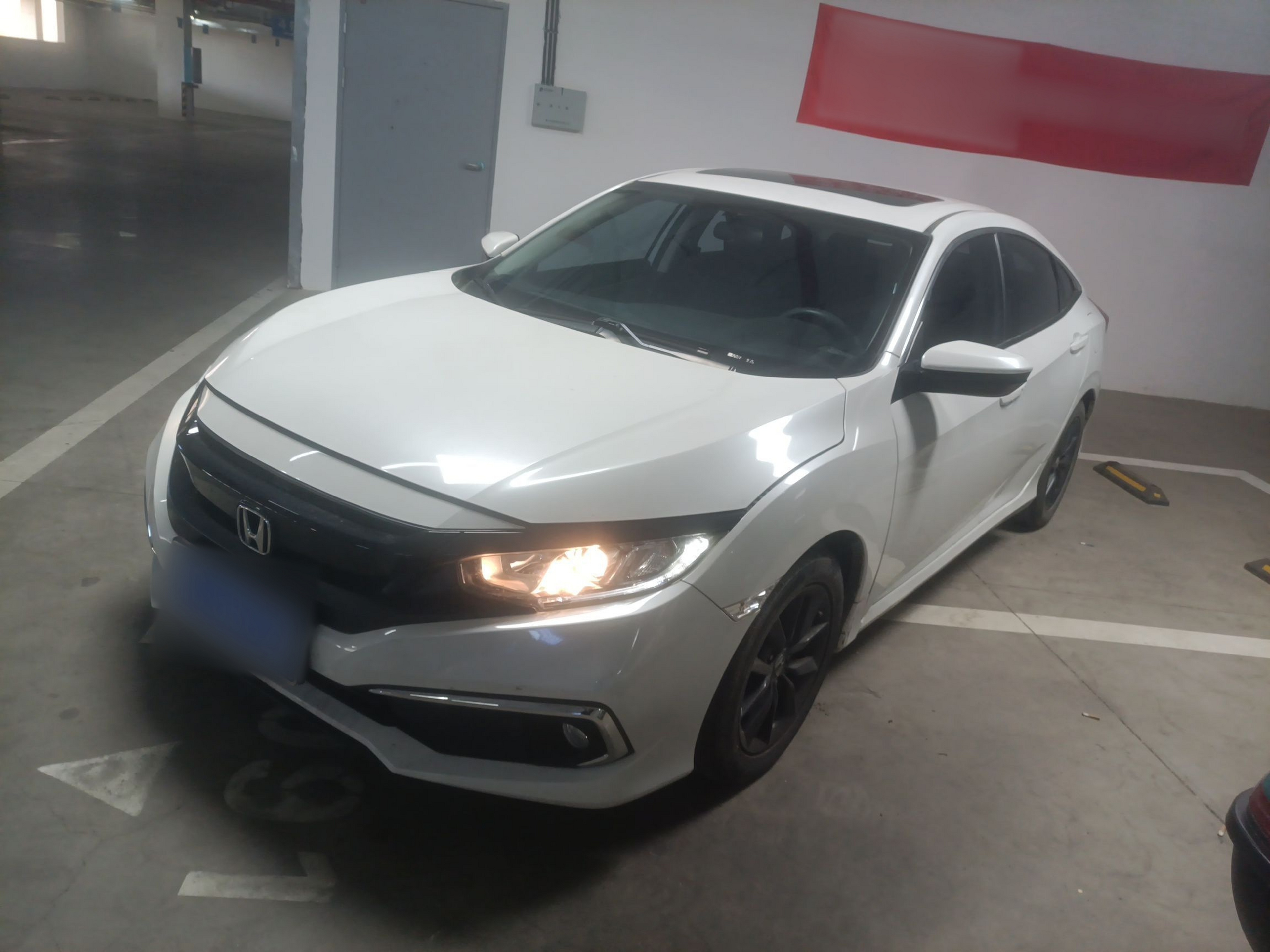 Под передней частью автомобиля