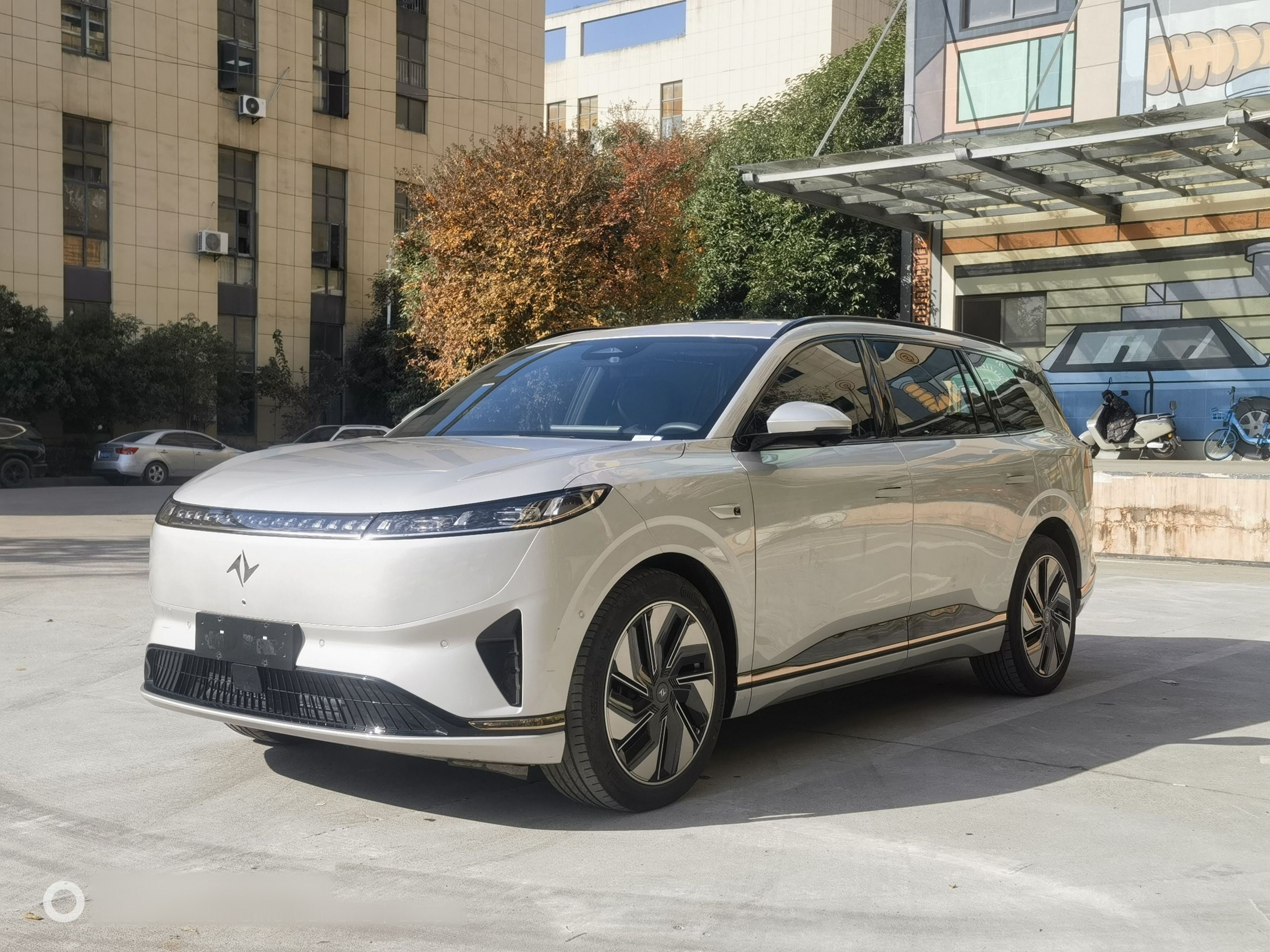 Под передней частью автомобиля